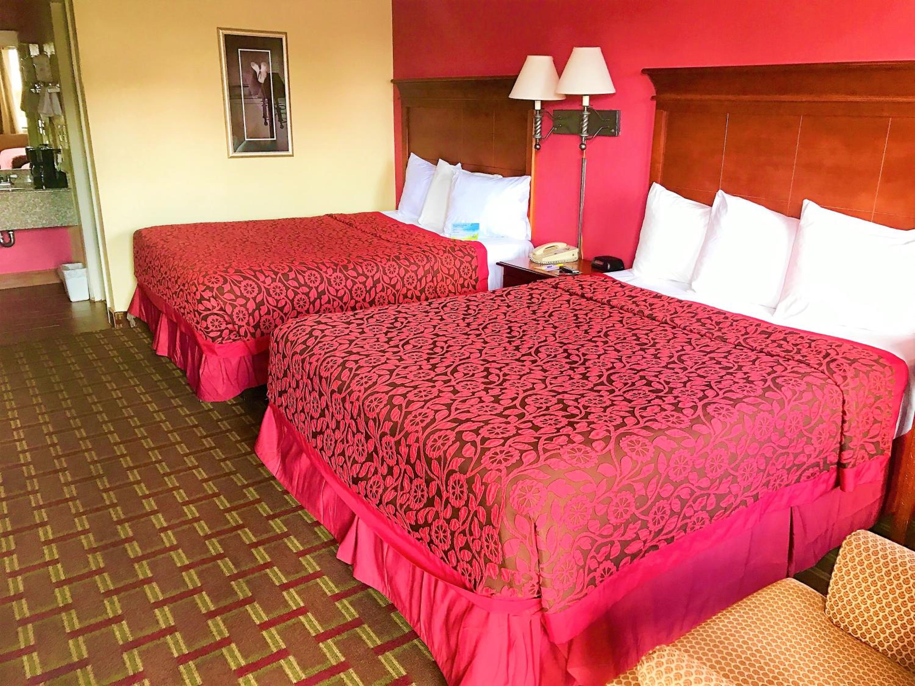 Queen Room with Two Queen Beds - Smoking - Photo 5