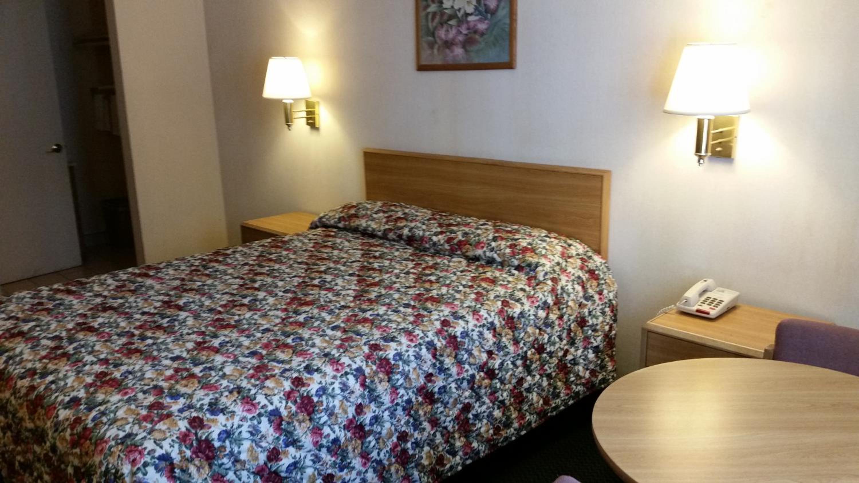 Queen Room - Non-Smoking photo 3