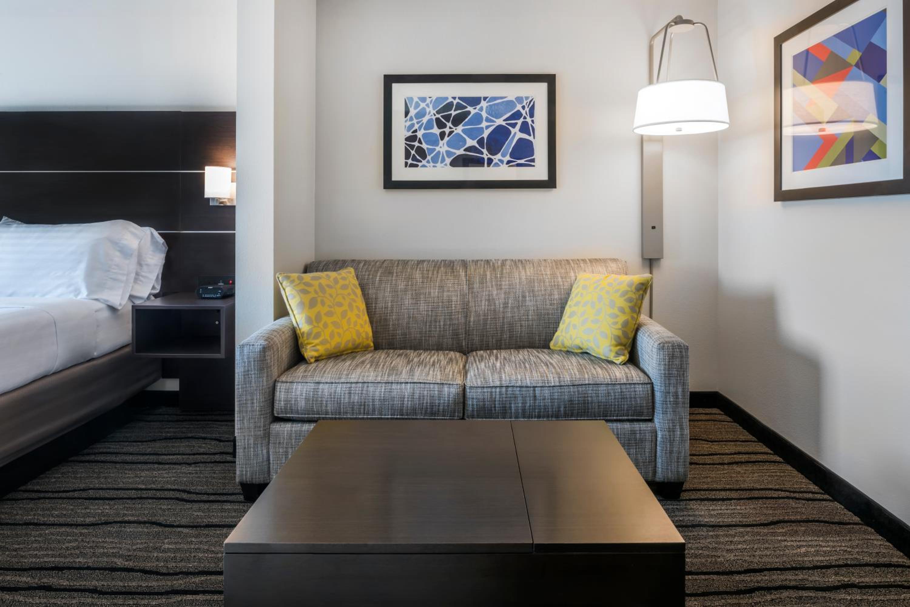 Standard King Room with Sofa Bed - Non-Smoking - Photo 1