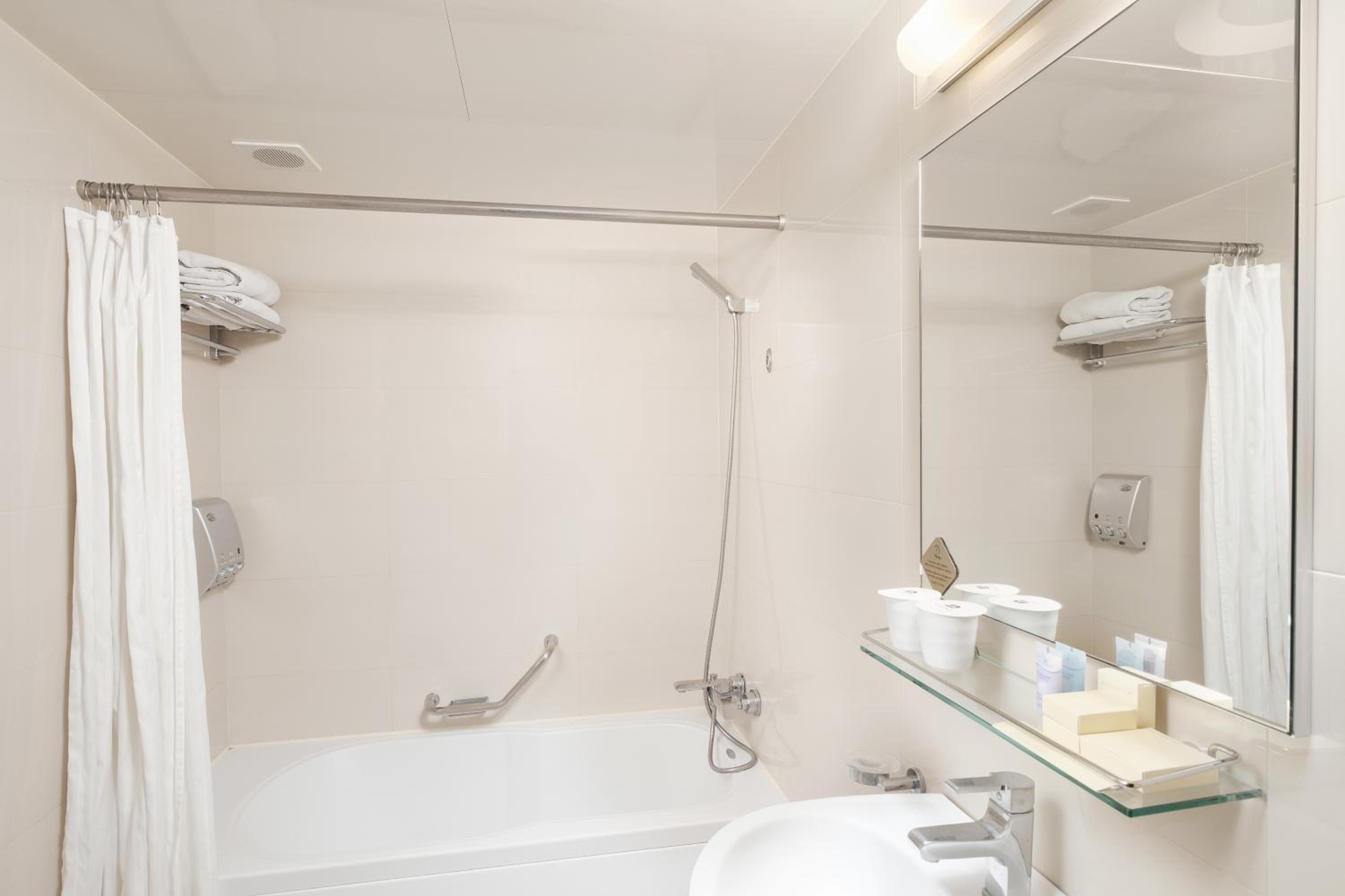 Economy Double Room -  No Window - Photo 11