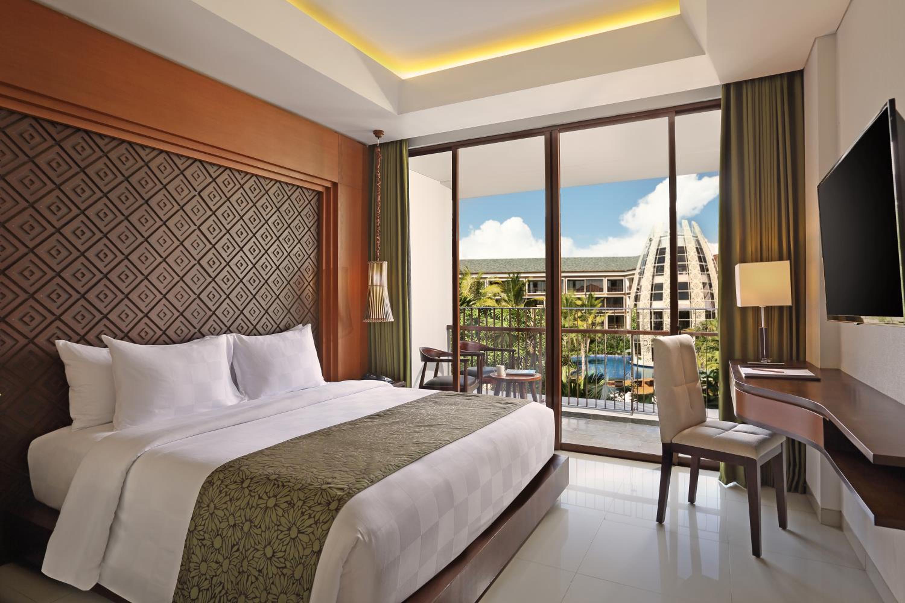 Deluxe Queen Room with Pool View photo 2