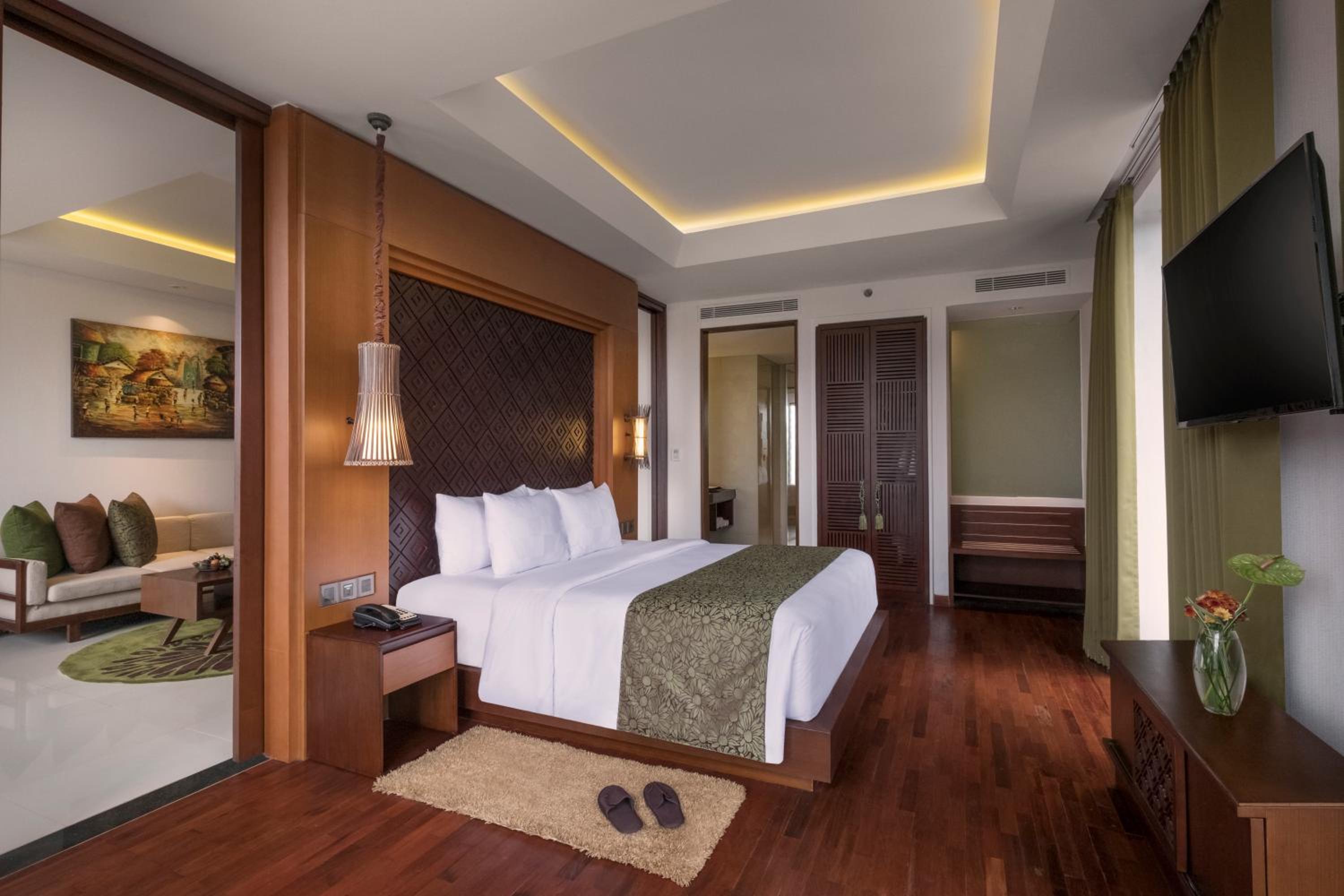 Flash Deal - Queen Suite with Jacuzzi (Free One Time Set Menu Lunch for 2 pax with min.stay 2 nights)