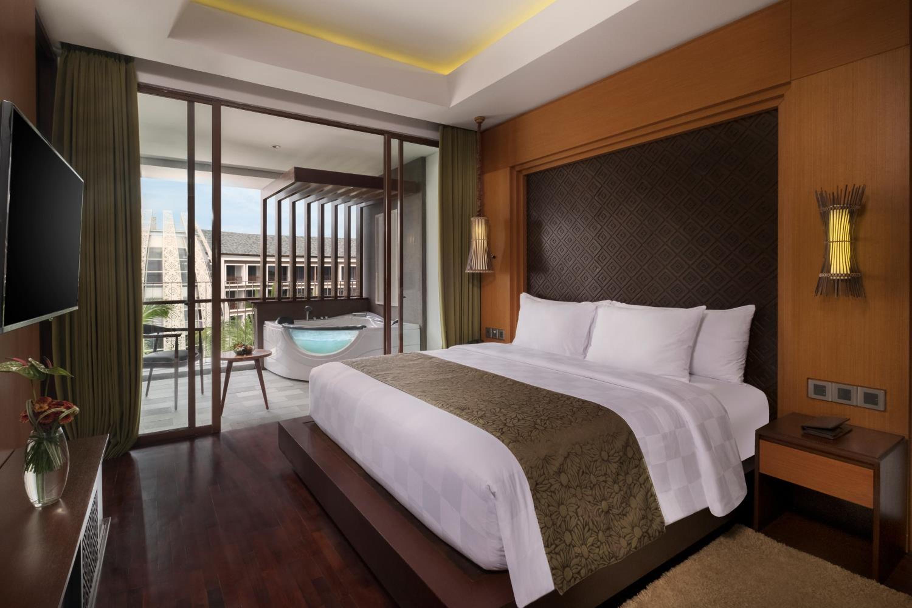 Queen Suite with Jacuzzi photo 1