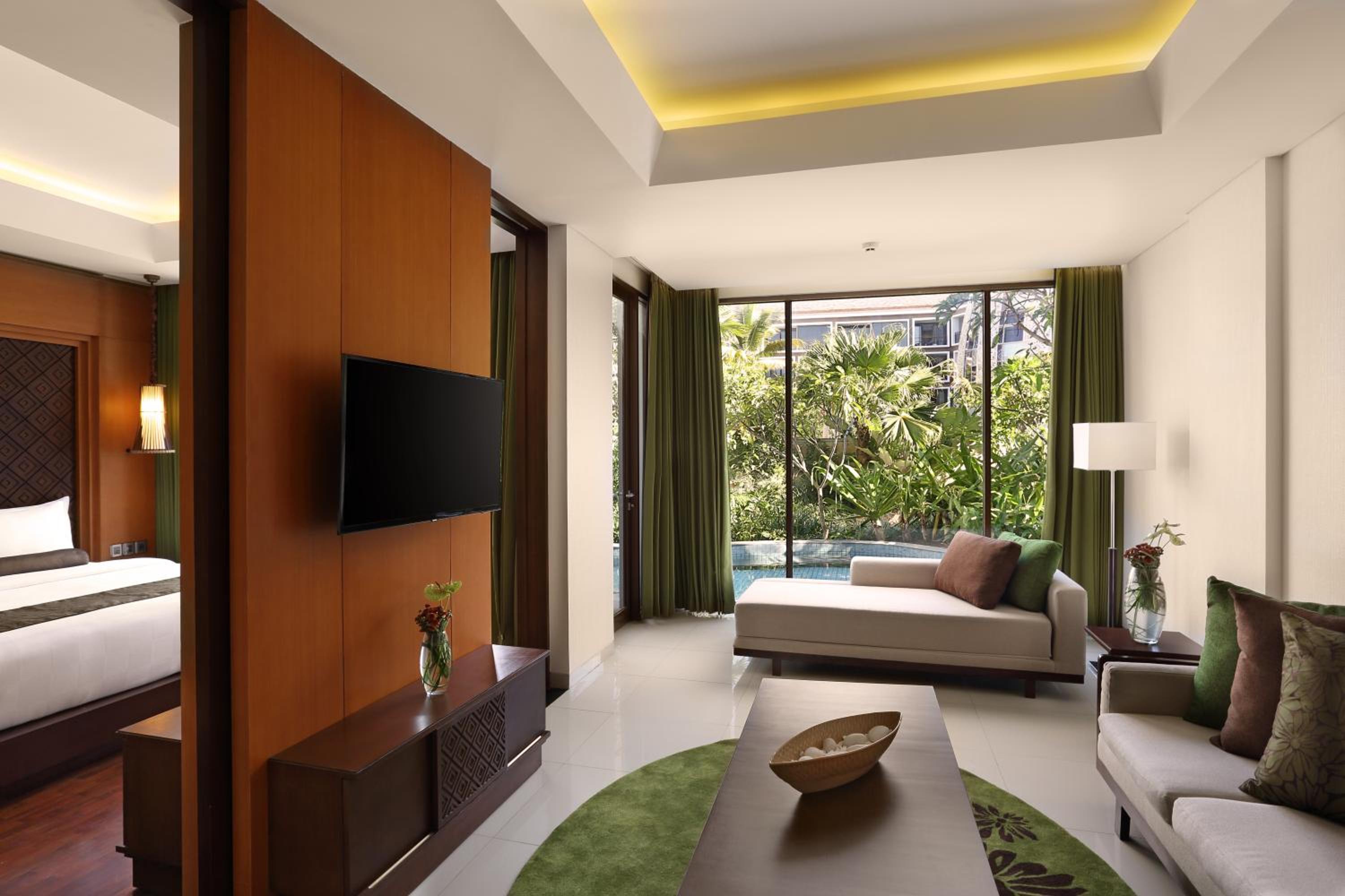 Queen Suite with Pool Access photo 1