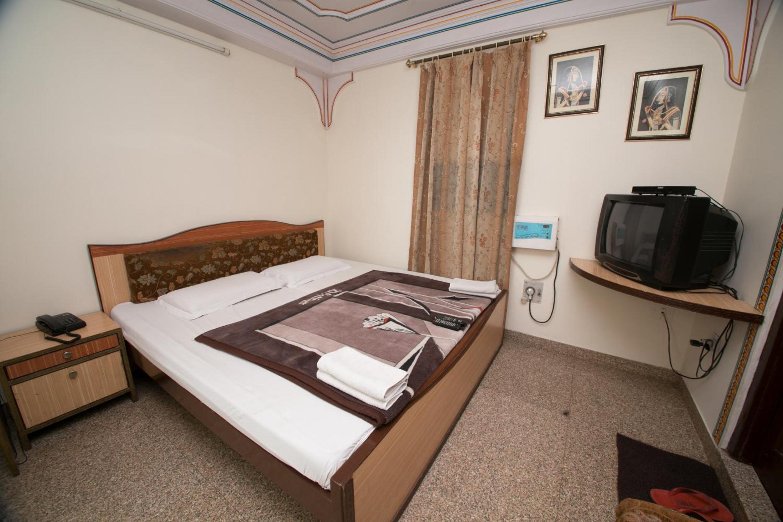 Semi Deluxe Double Room with Fan - 10% off on SURA Cocktails & Cuisines, Enjoy Live Music, Welcome Drink on Arrival and Free Pickup from Railway Station - Photo 7