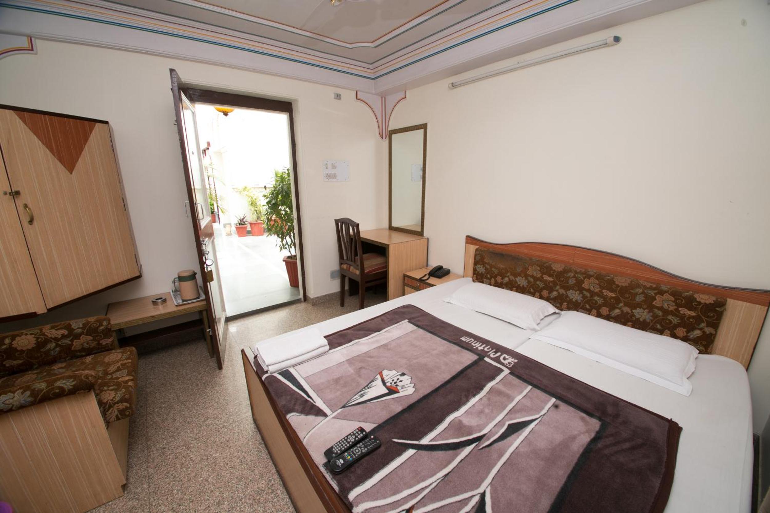 Semi Deluxe Double Room with Fan - 10% off on SURA Cocktails & Cuisines, Enjoy Live Music, Welcome Drink on Arrival and Free Pickup from Railway Station - Photo 5