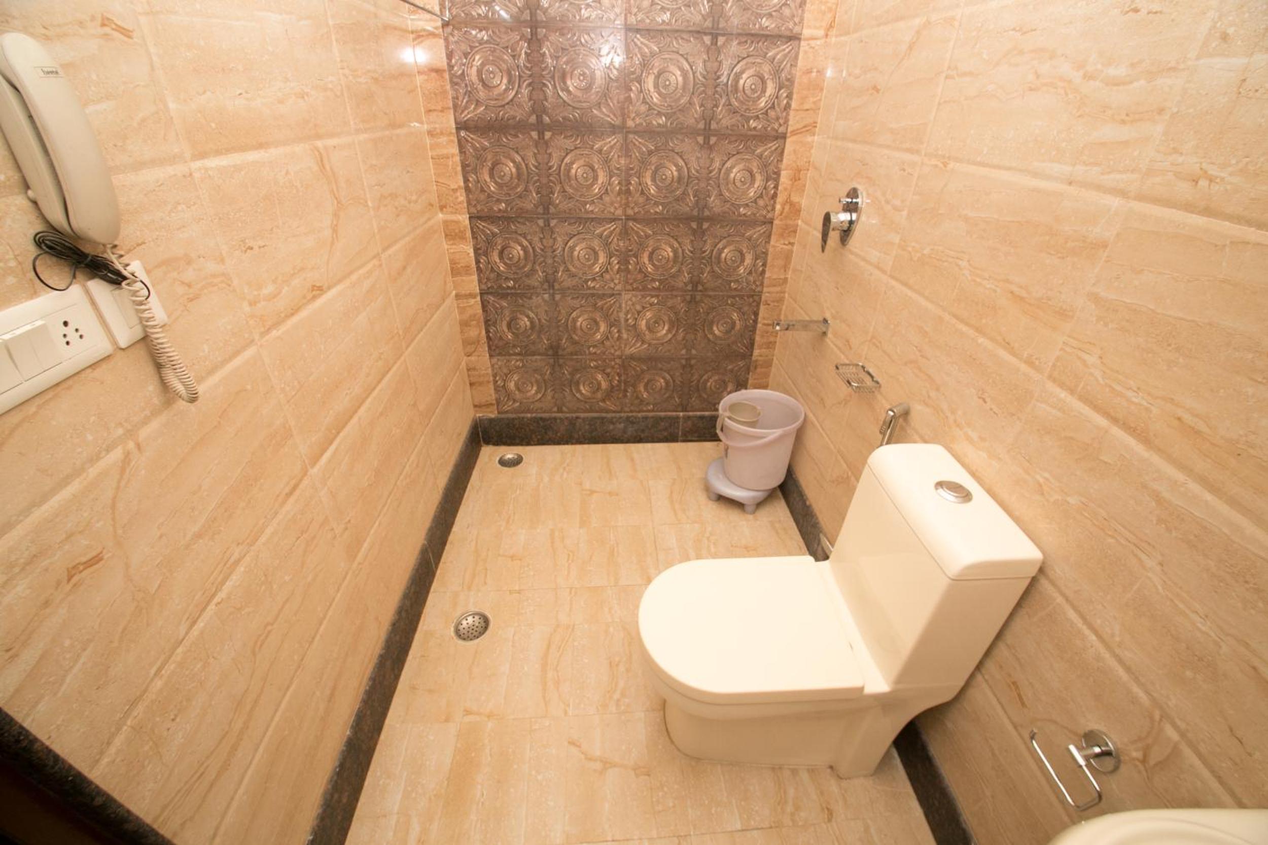 Standard Double Room - 10% off on SURA Cocktails & Cuisines, Enjoy Live Music, Welcome Drink on Arrival and Free Pickup from Railway Station - Photo 15