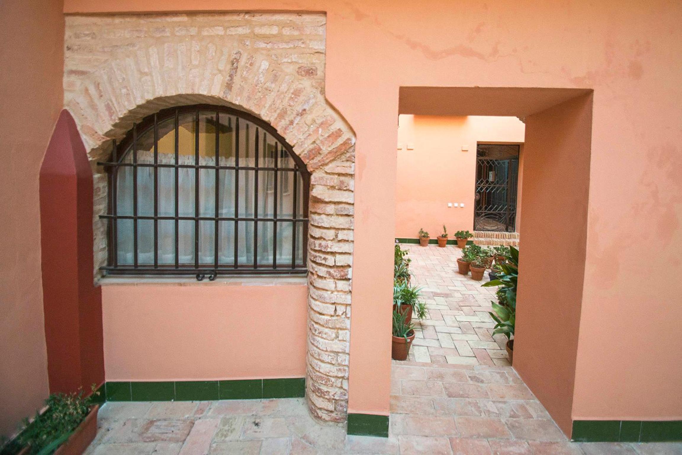 Three-Bedroom Townhouse - Photo 2