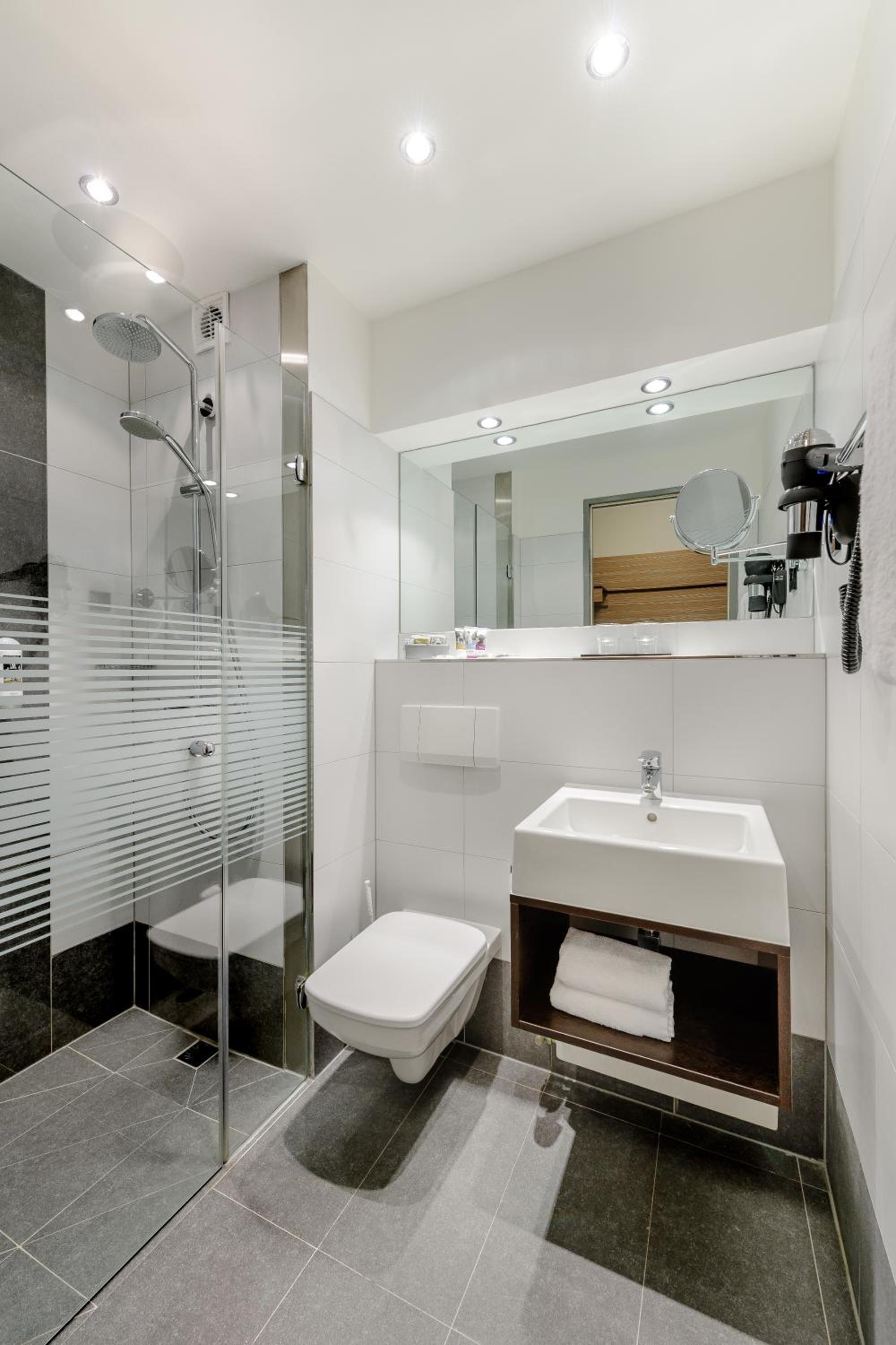 Privilege Queen Room - Photo 8