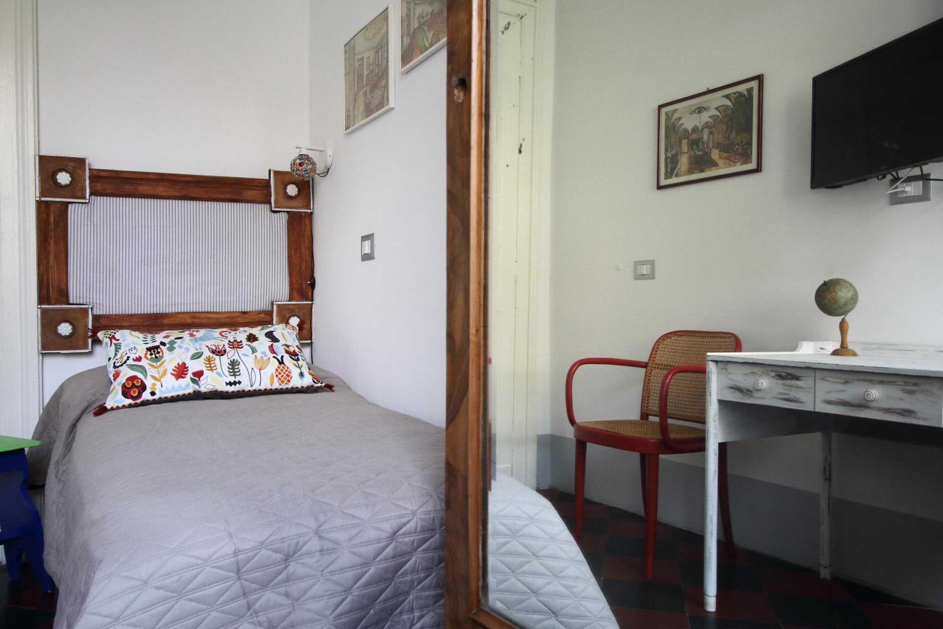 Single Room with Private External Bathroom photo 2