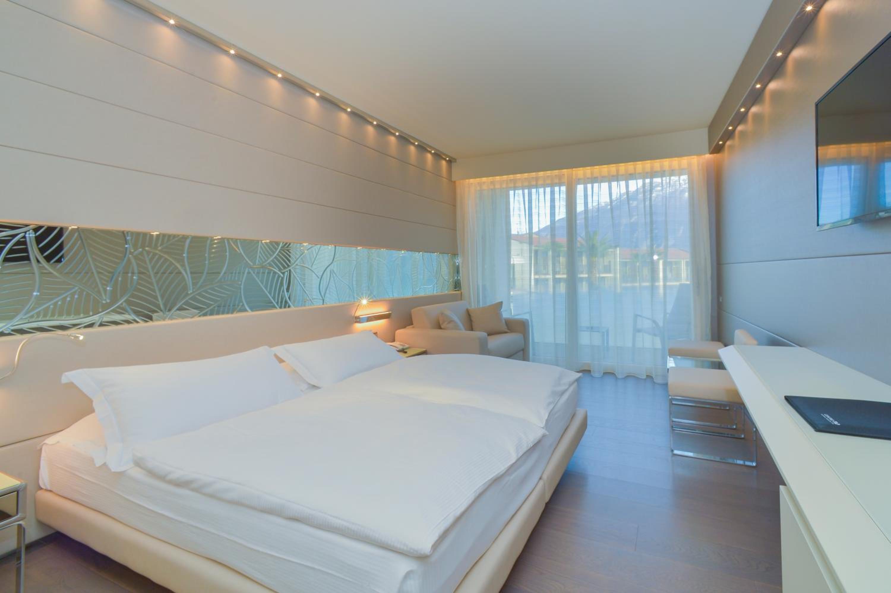 Junior Suite with Lake View - Photo 3