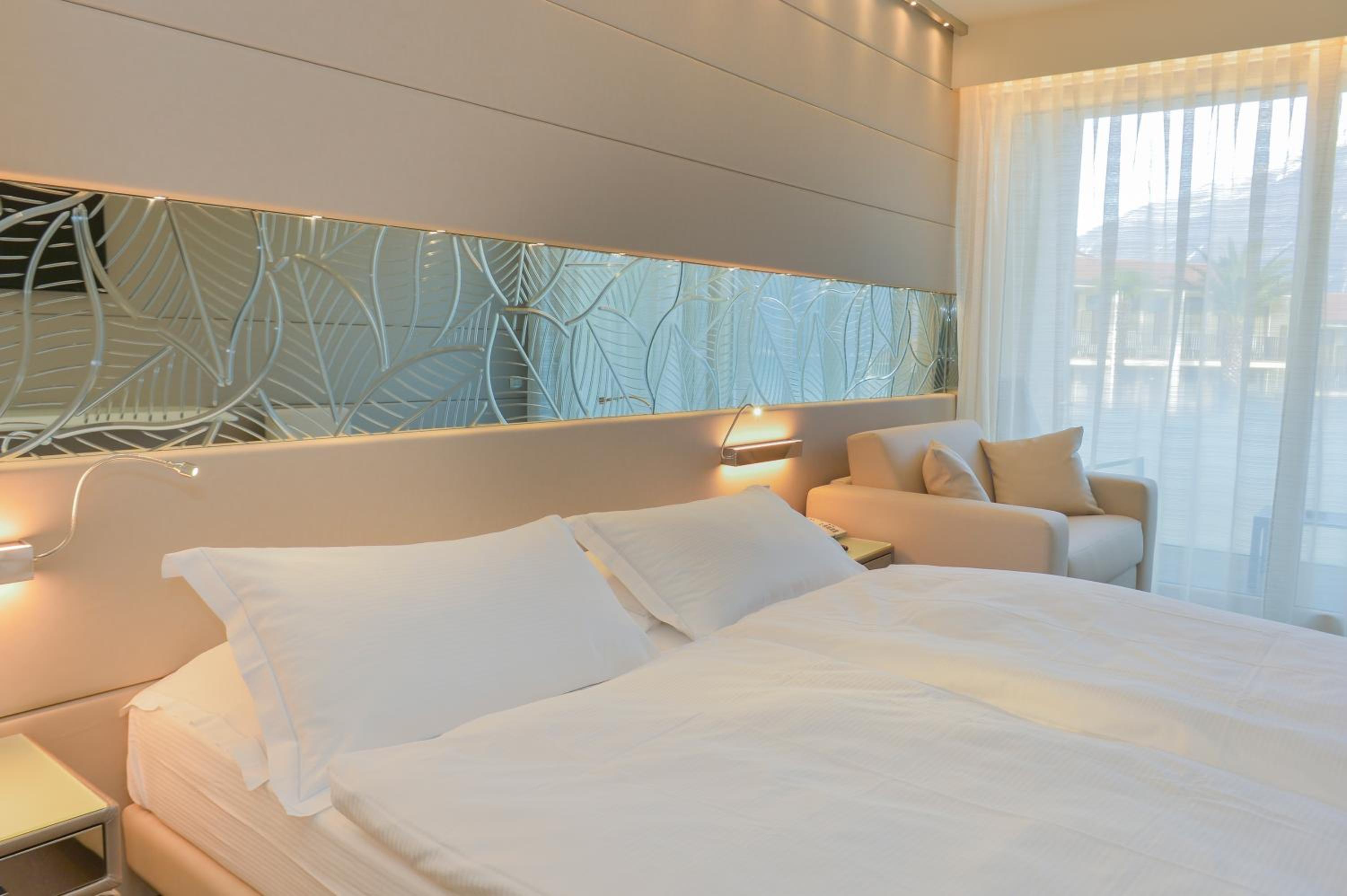 Junior Suite with Lake View - Photo 2