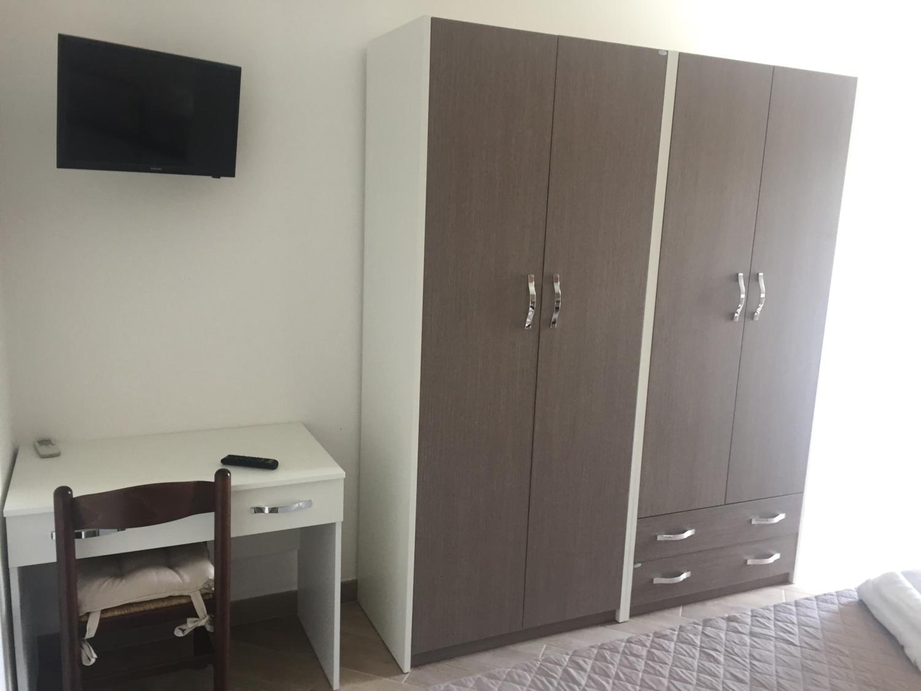 Family Room with Private Bathroom - Photo 2