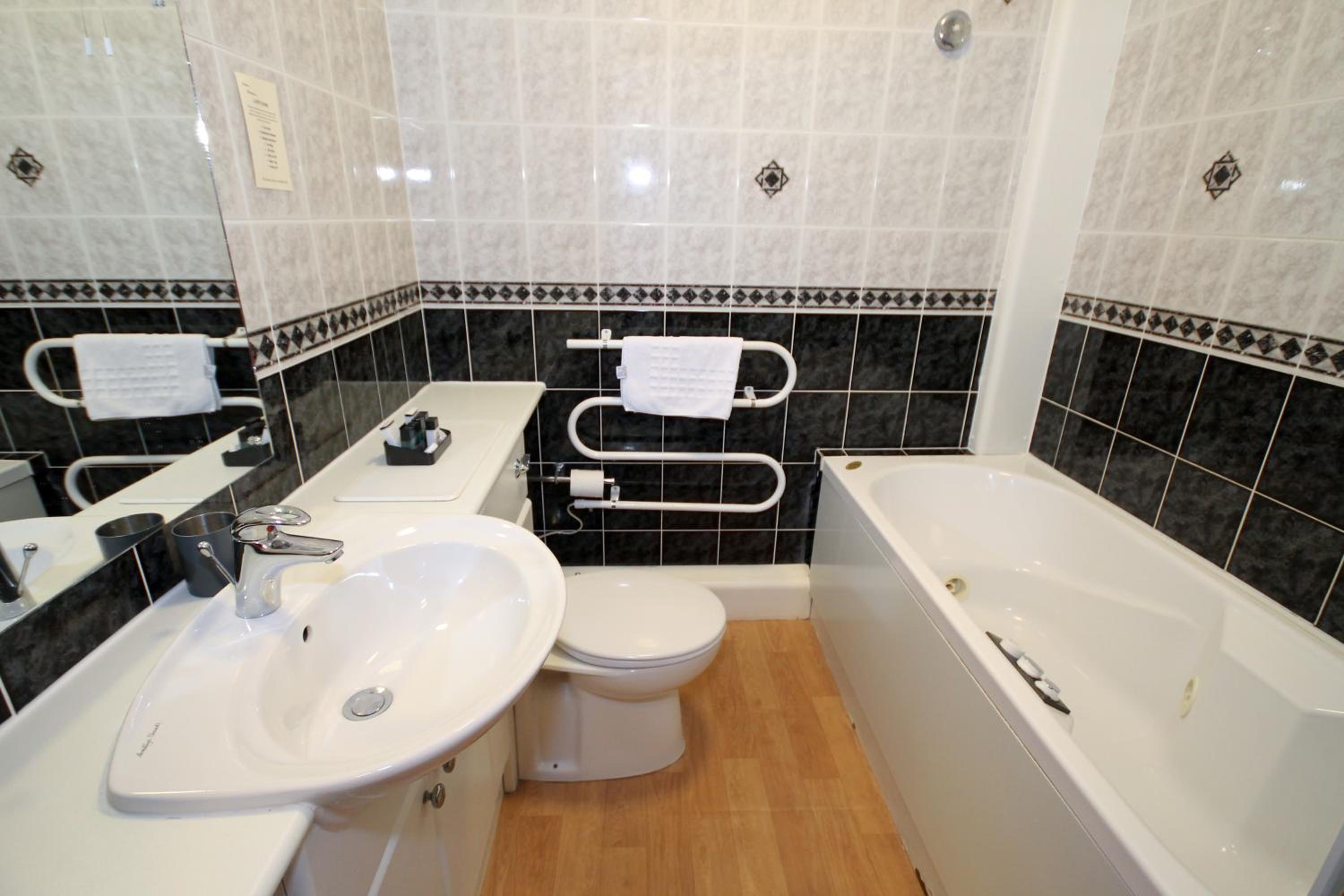 Double Room with Spa Bath - Photo 8
