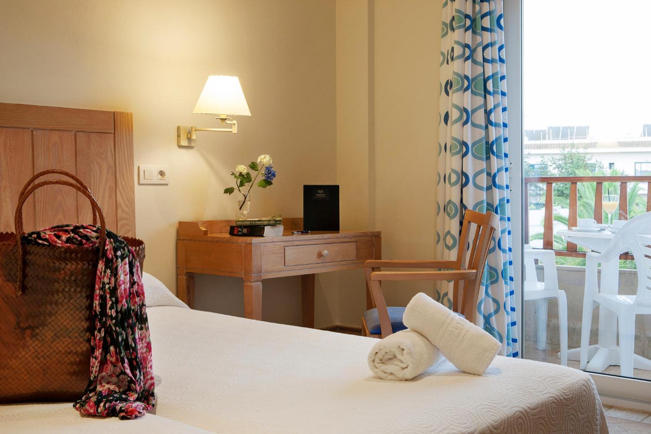Twin Room - Photo 2
