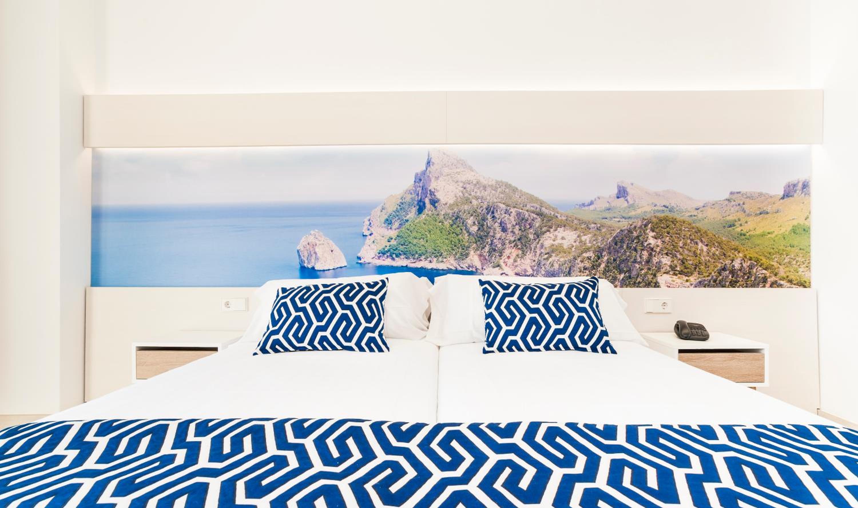 Double or Twin Room with Sea View - Photo 3