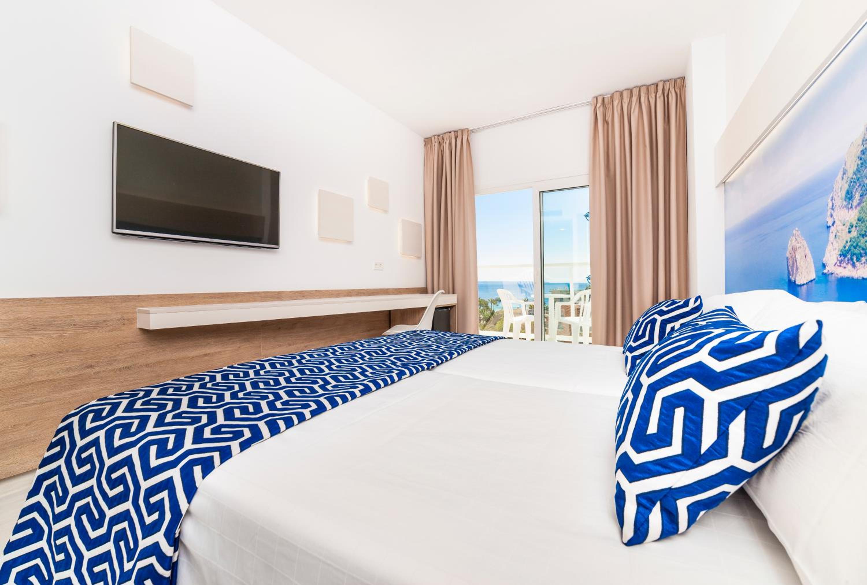 Double or Twin Room with Sea View - Photo 6