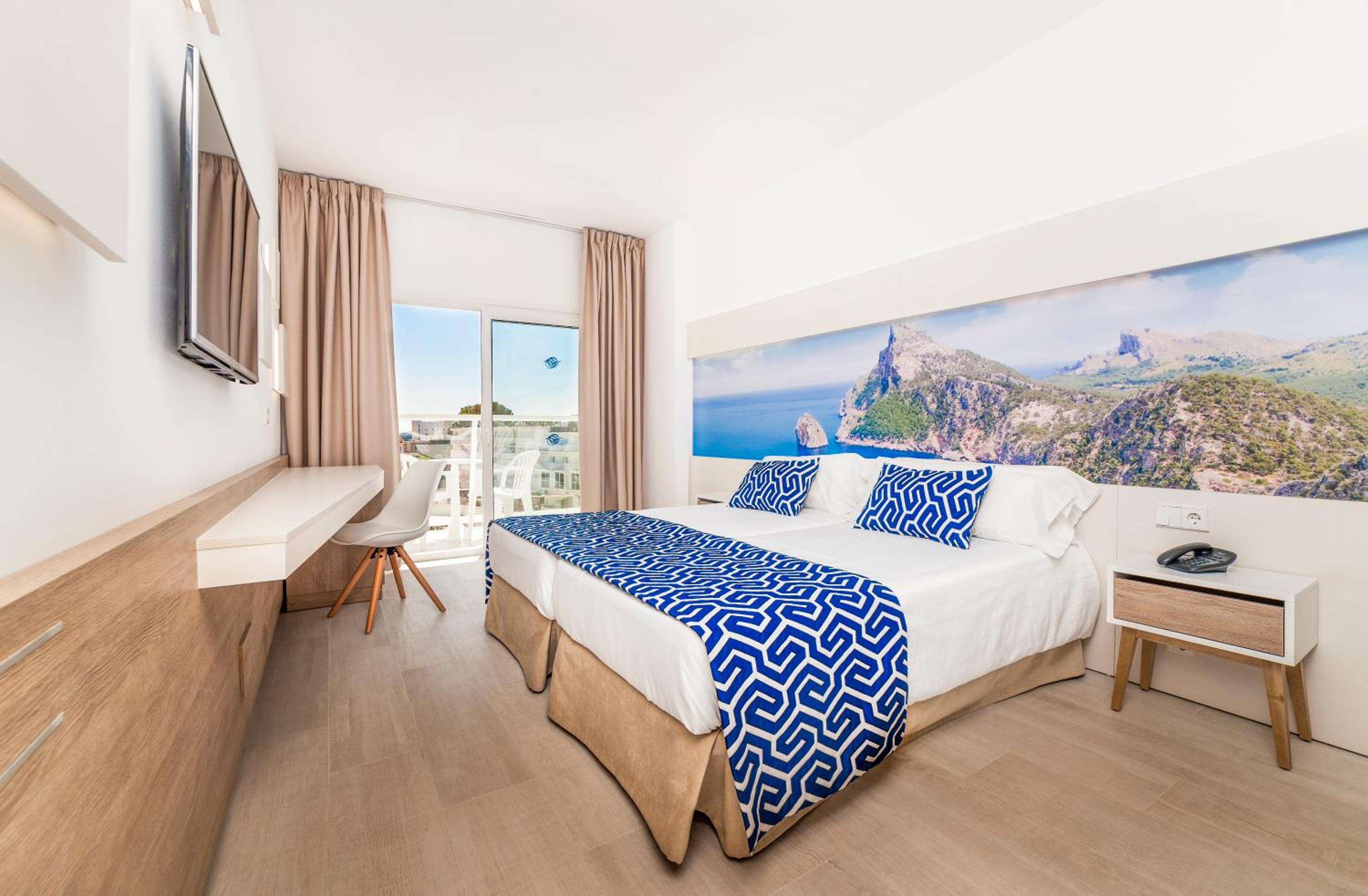 Double or Twin Room with Sea View - Photo 1