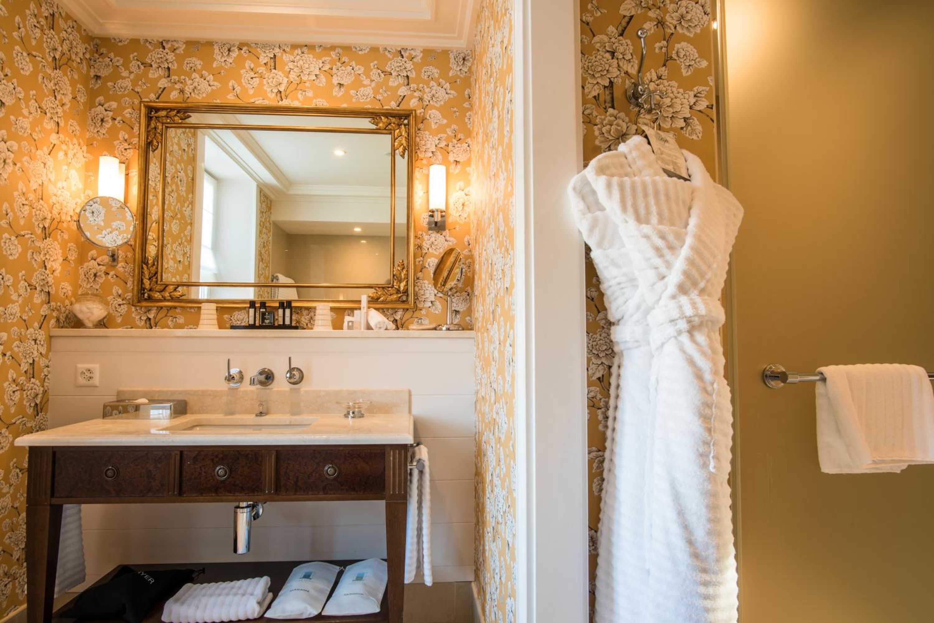 Superior Room with City View - Photo 2