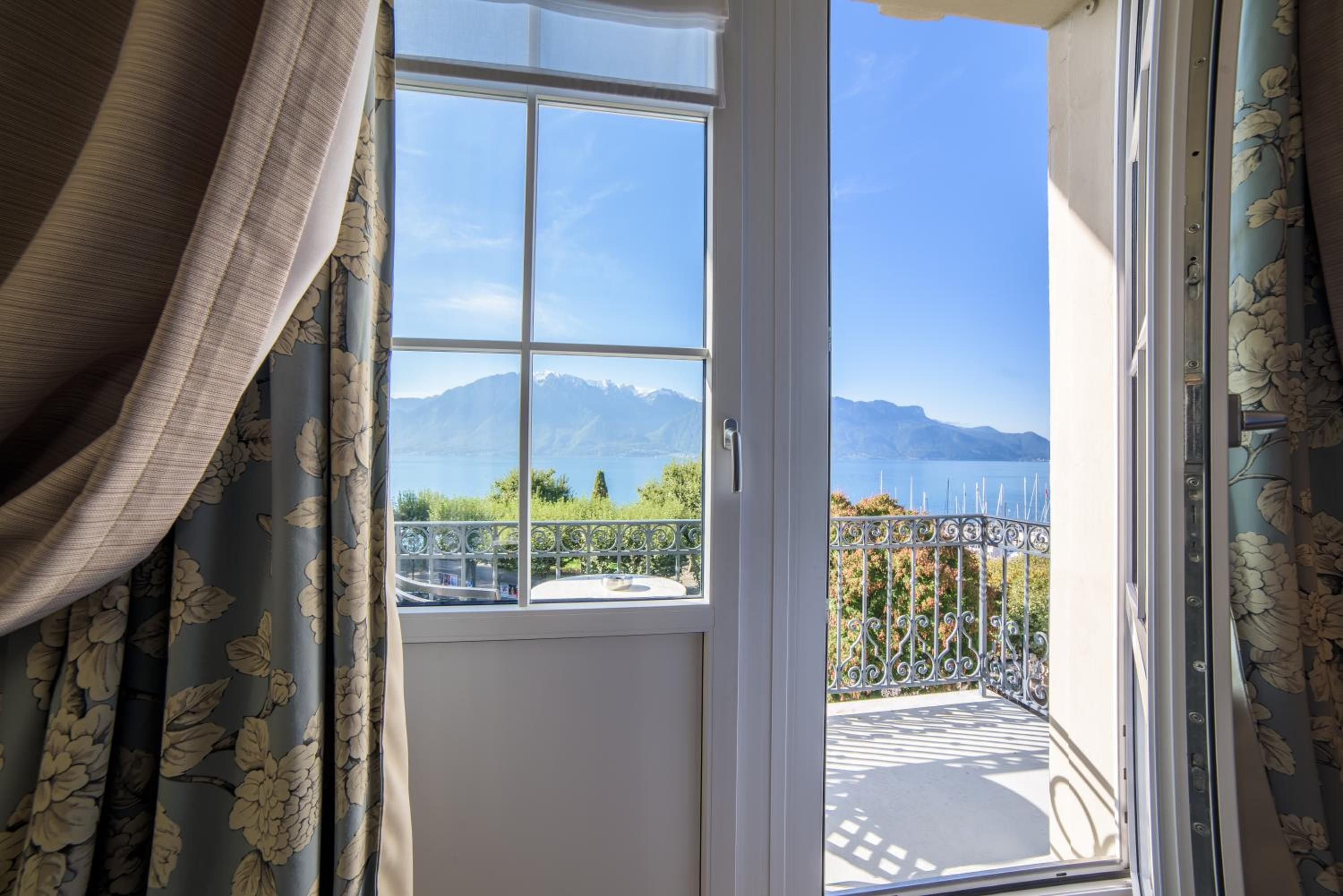 Deluxe Room with Lake View - Photo 2
