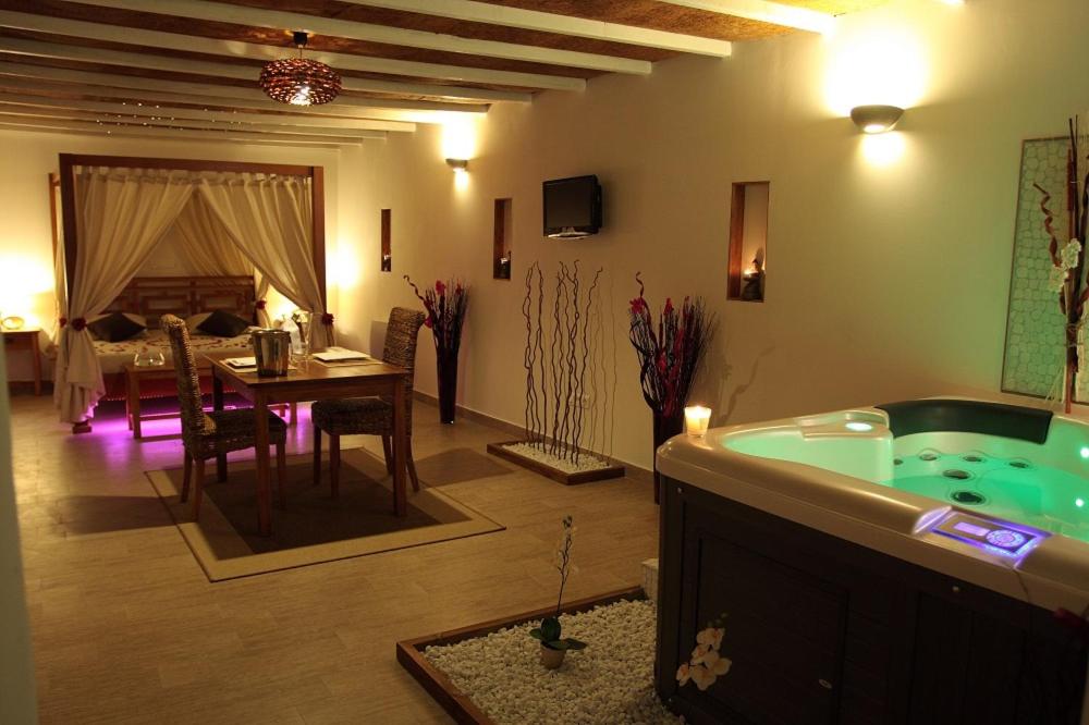 Suite with Jacuzzi & Sauna photo 2