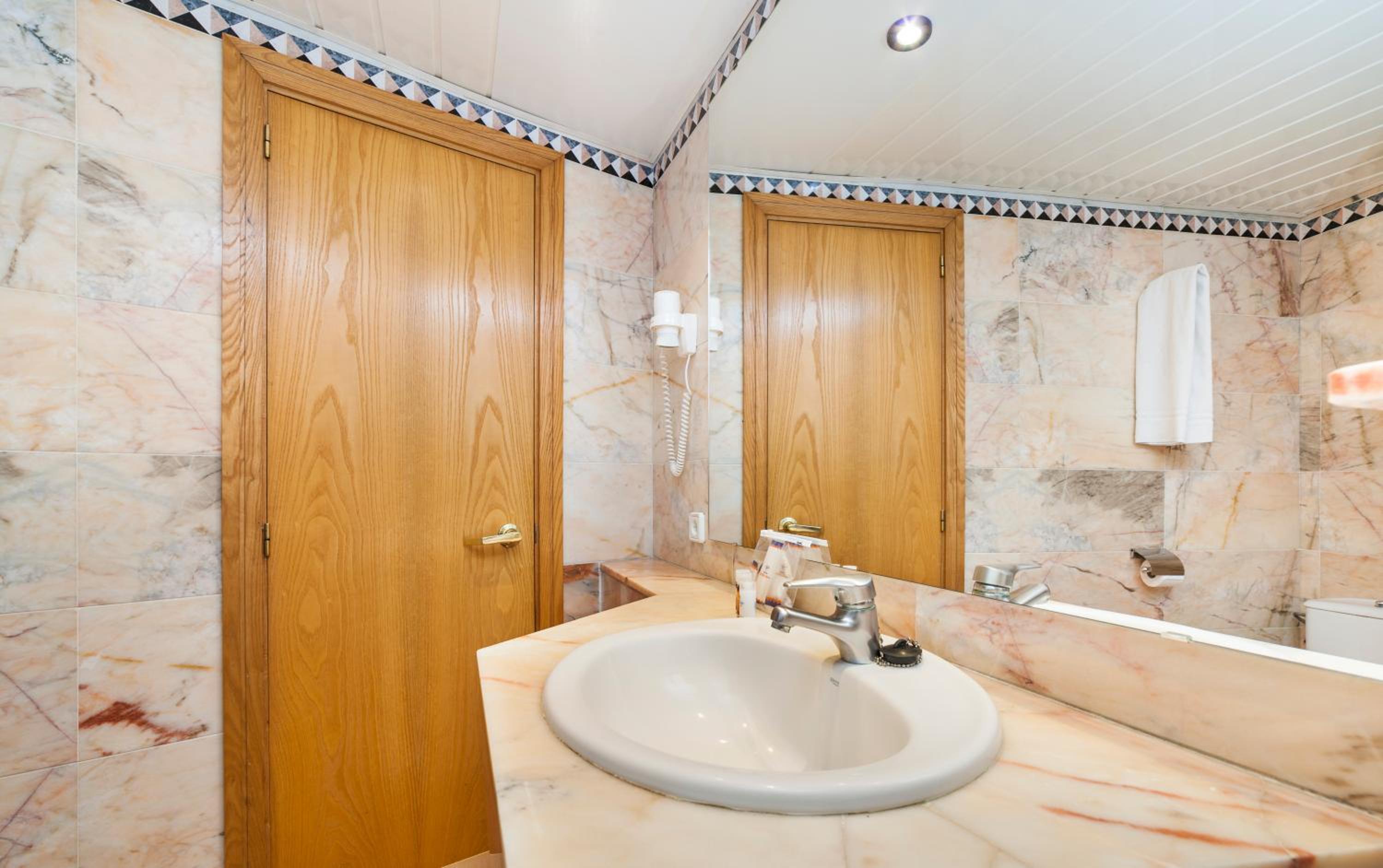 Twin Room - Photo 5