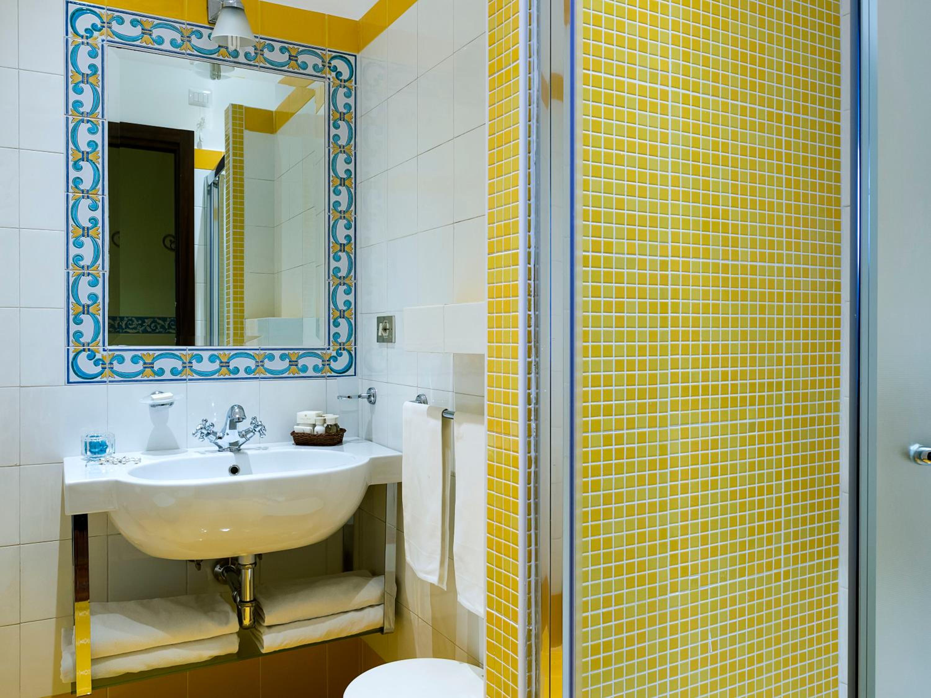 Double or Twin Room with Side Sea View - Photo 2