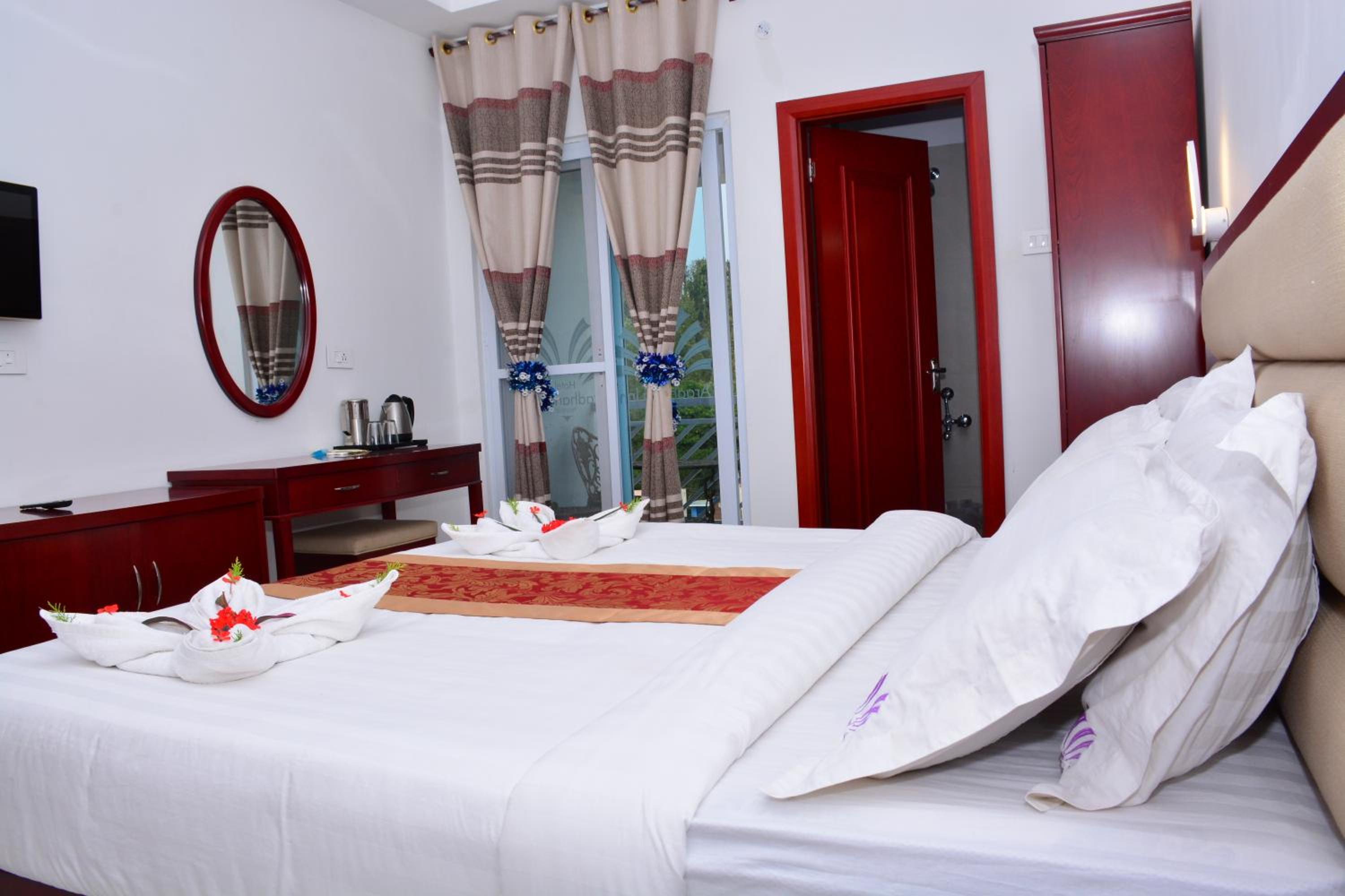 Deluxe Double Room with Balcony - Photo 11