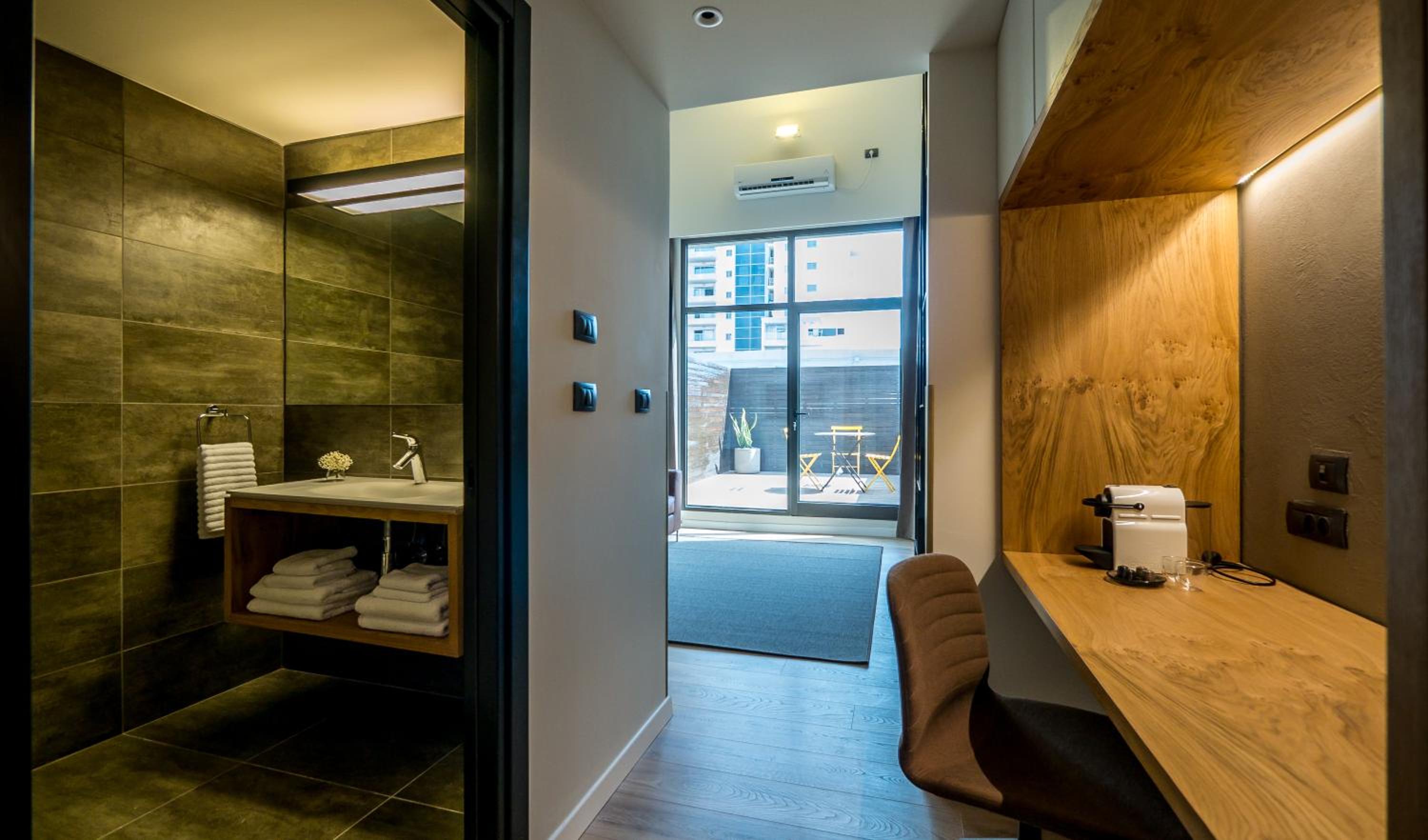 Deluxe Suite Balcony - Photo 4