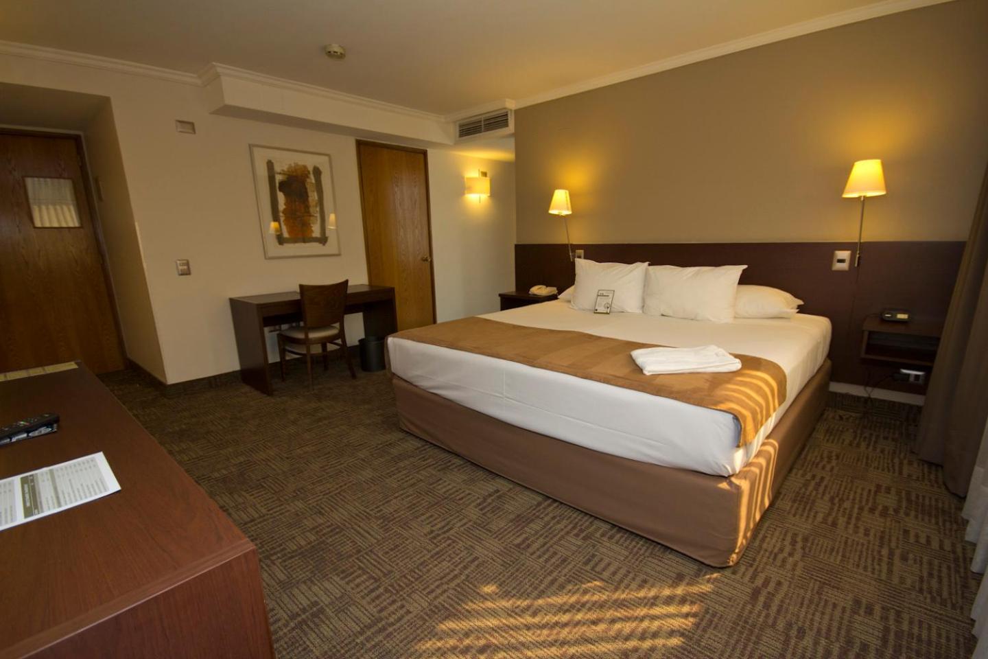 Standard King Room - Photo 9