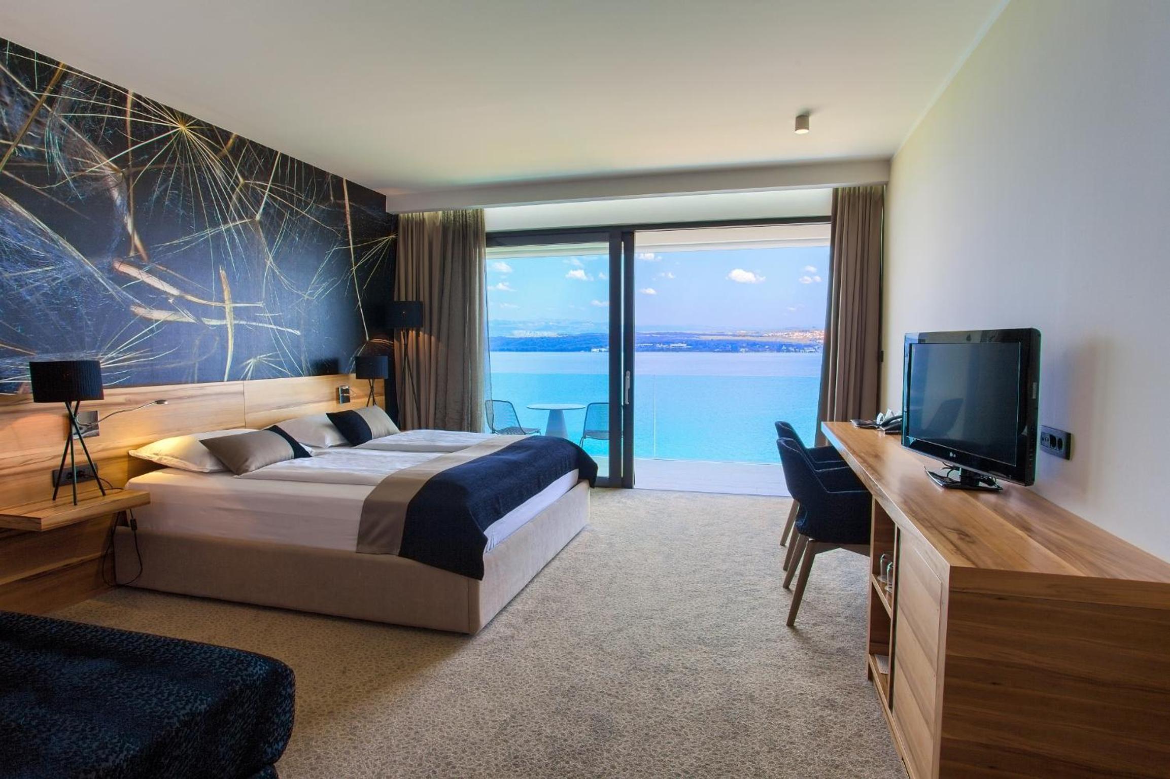 Deluxe Double Room with Balcony and Sea View