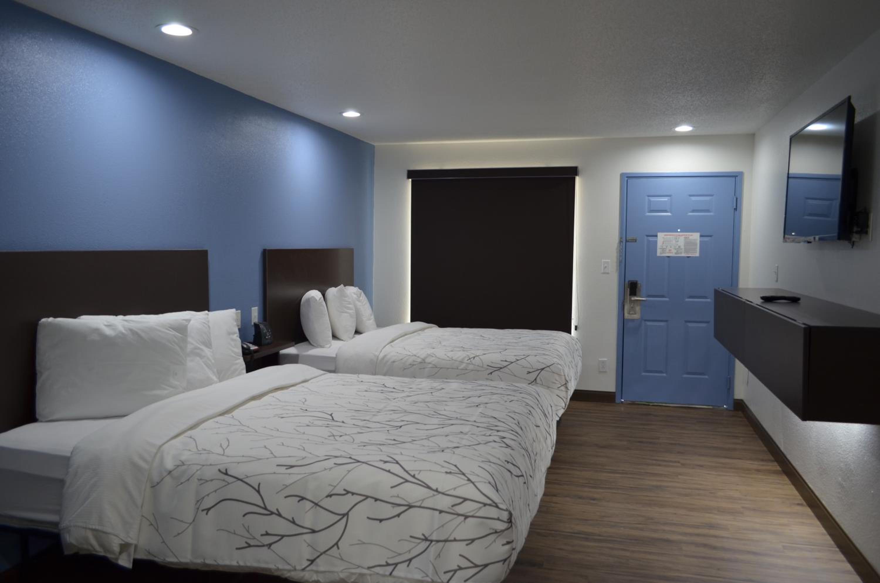 Double Room with Two Queen Beds - Non-Smoking photo 1