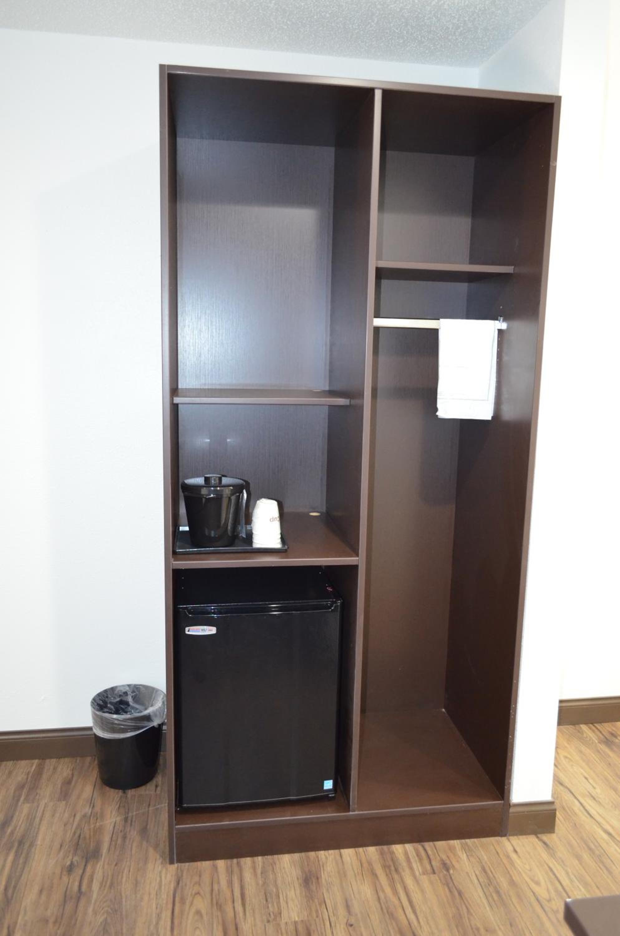 Double Room with Two Queen Beds - Non-Smoking photo 3