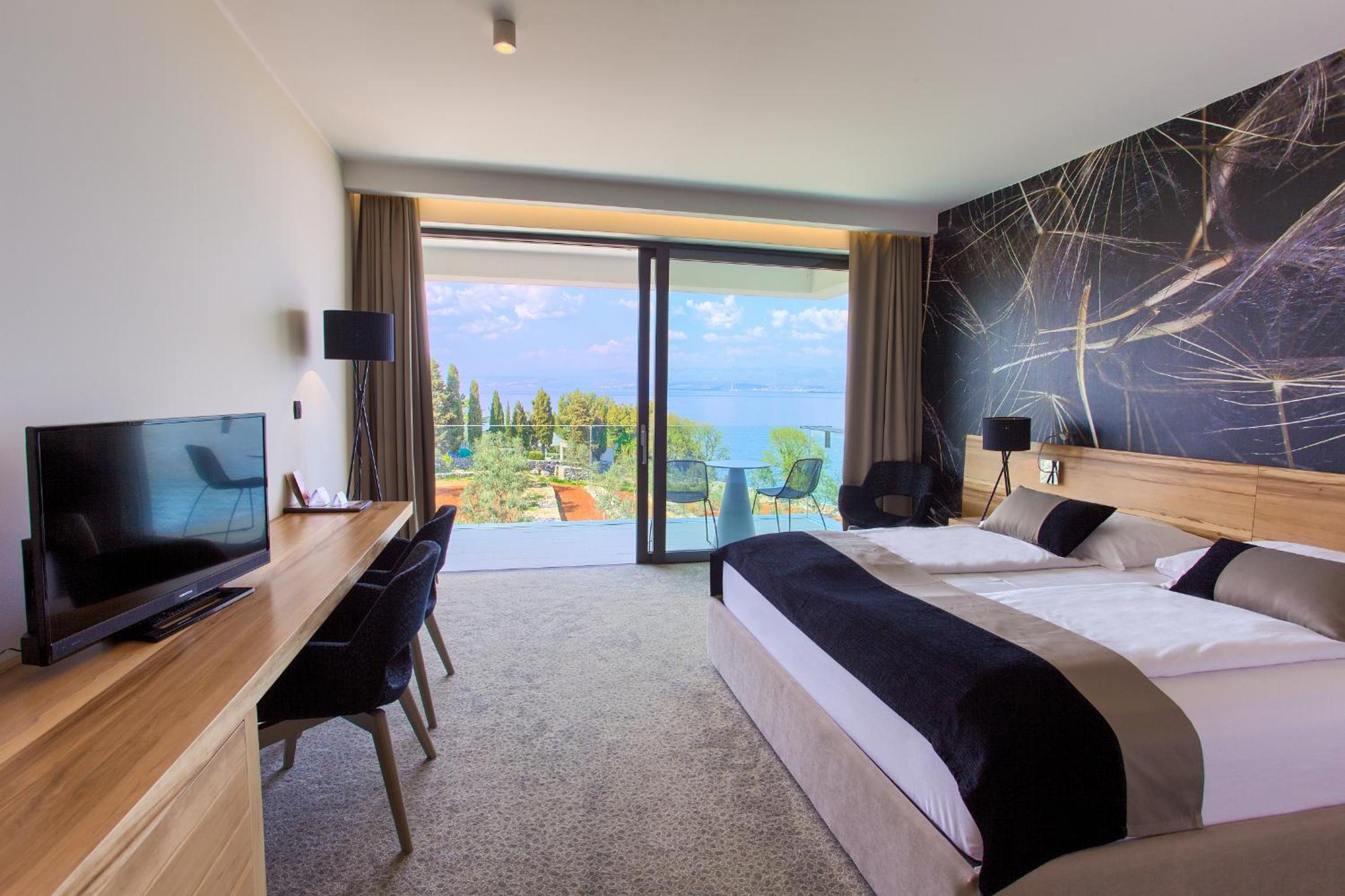 Superior Double Room with Balcony and Partial Sea View