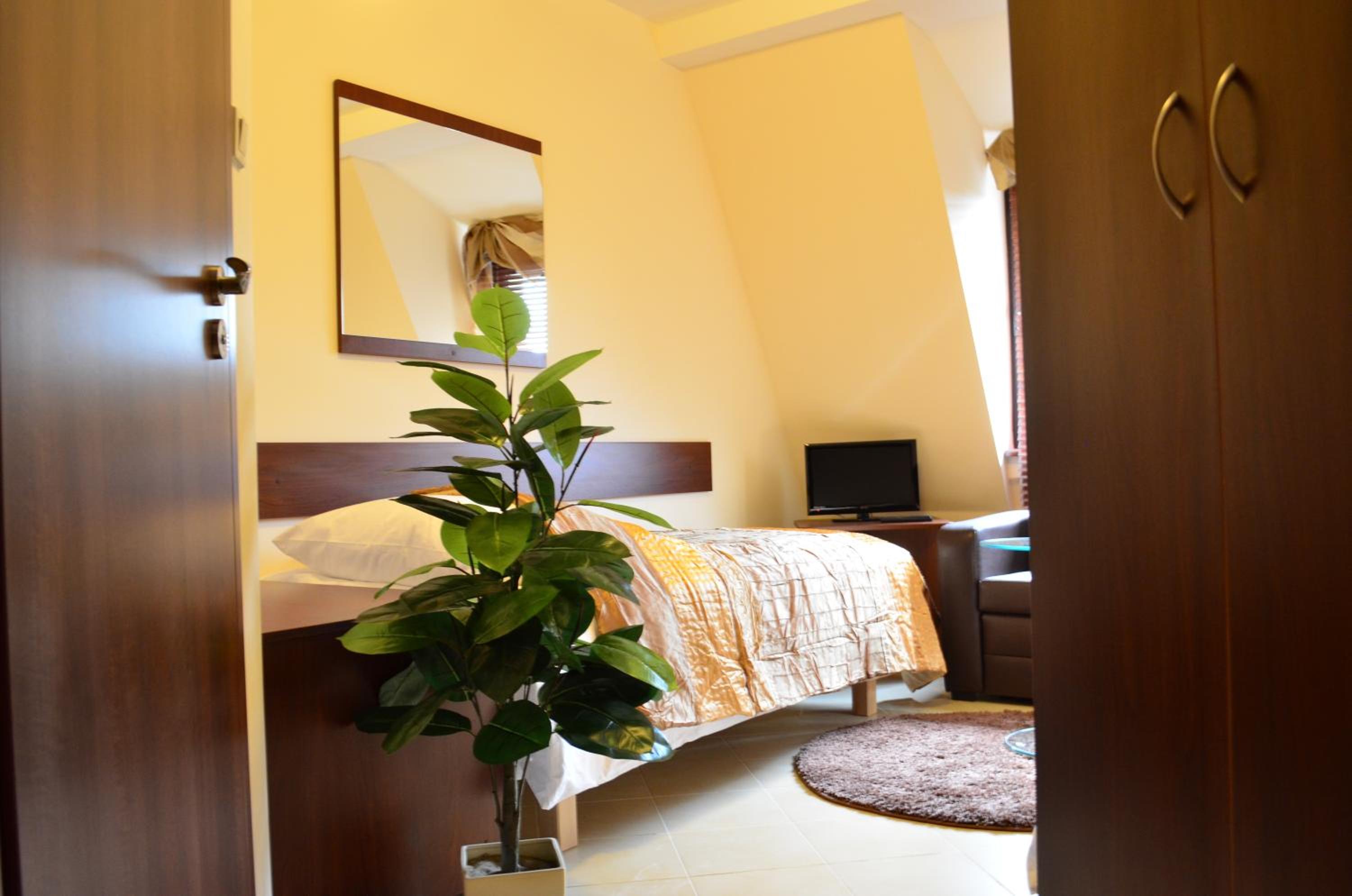 Double or Twin Room - Photo 11