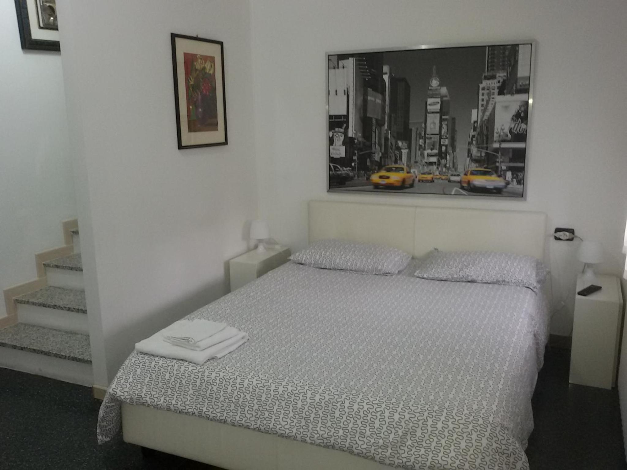 Large Double Room - Photo 19