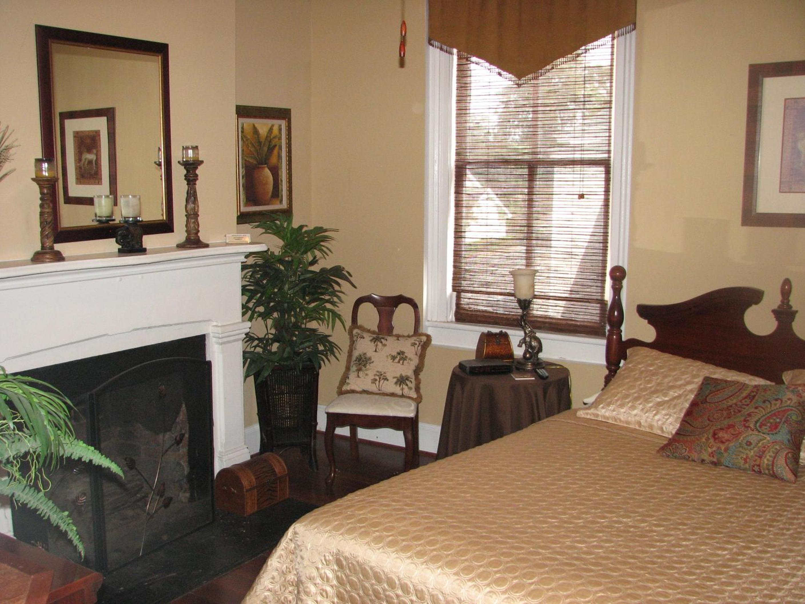 Queen Room photo 2