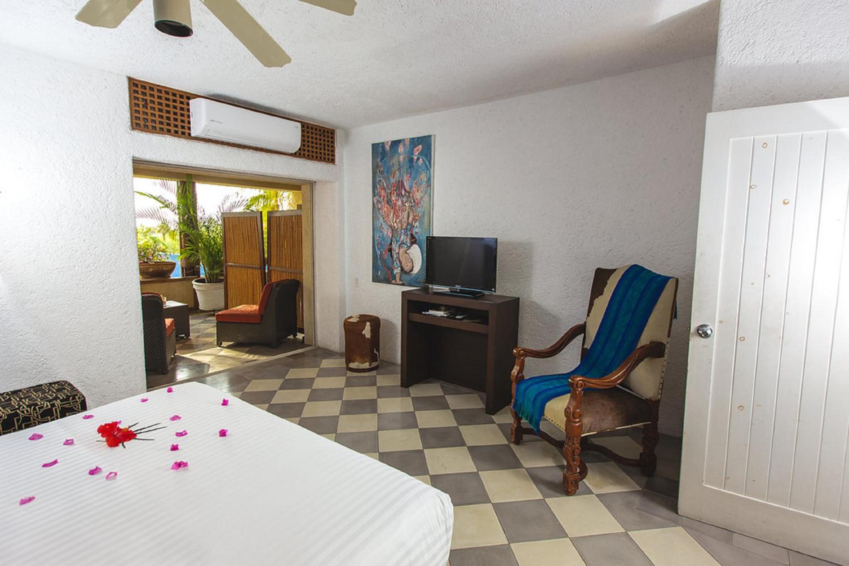 Standard King Room - Photo 7