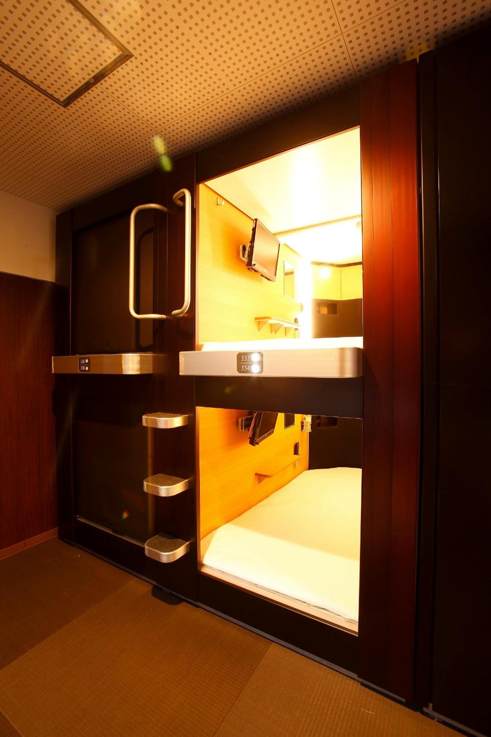 Adjacent Standard Capsule Room for Male