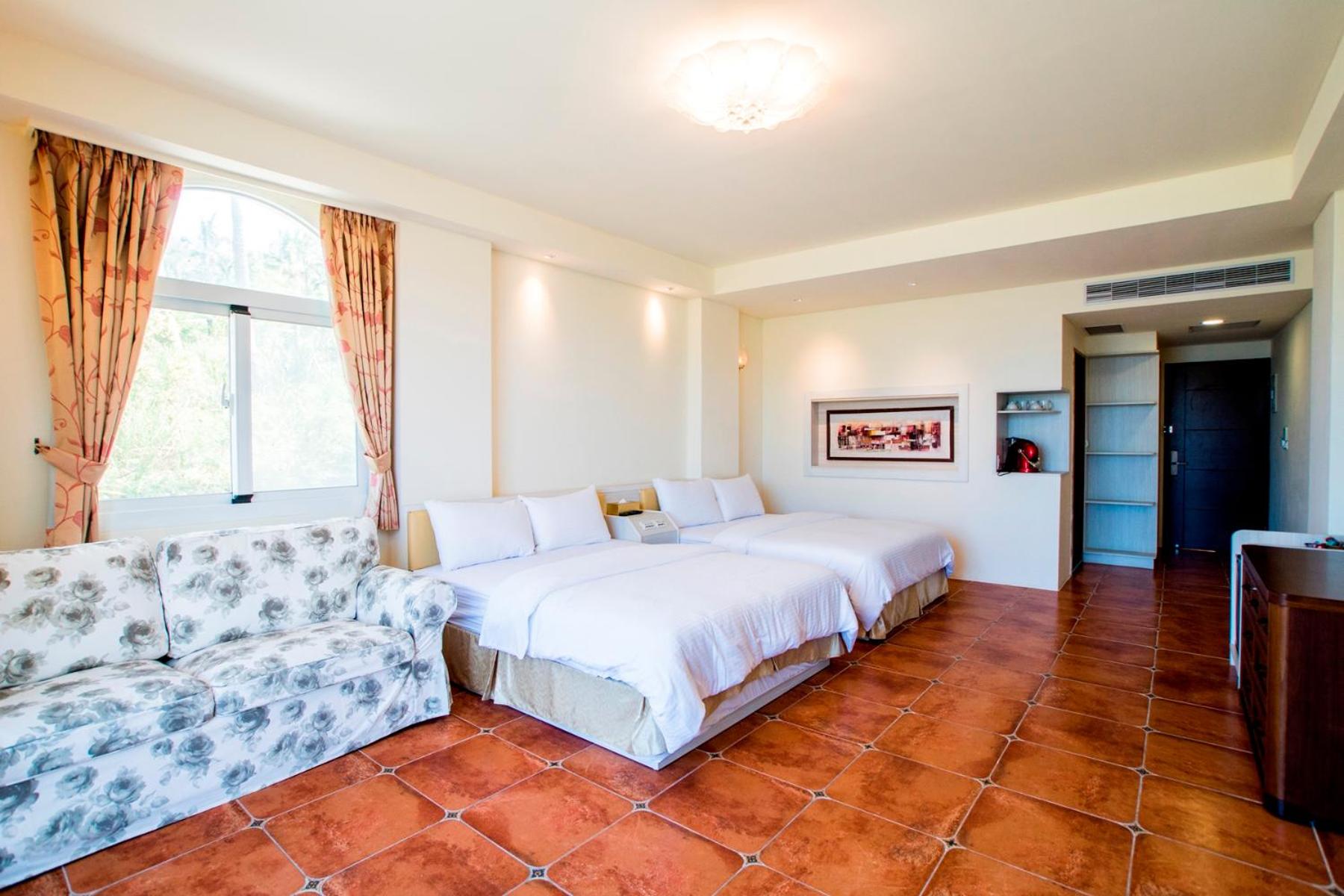 Quadruple Room with Bath photo 3
