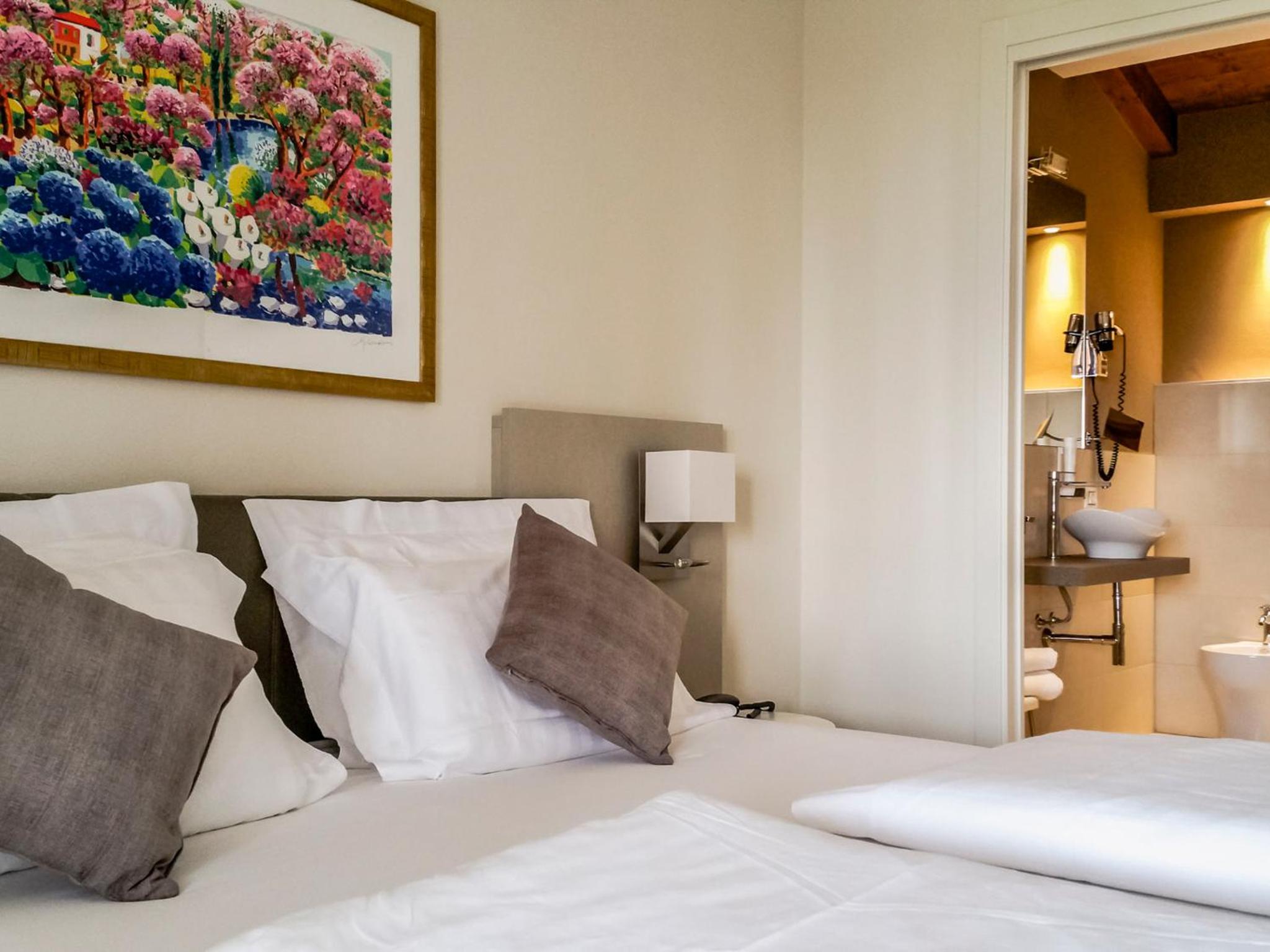 Deluxe Double or Twin Room with Balcony and Lake View photo 1