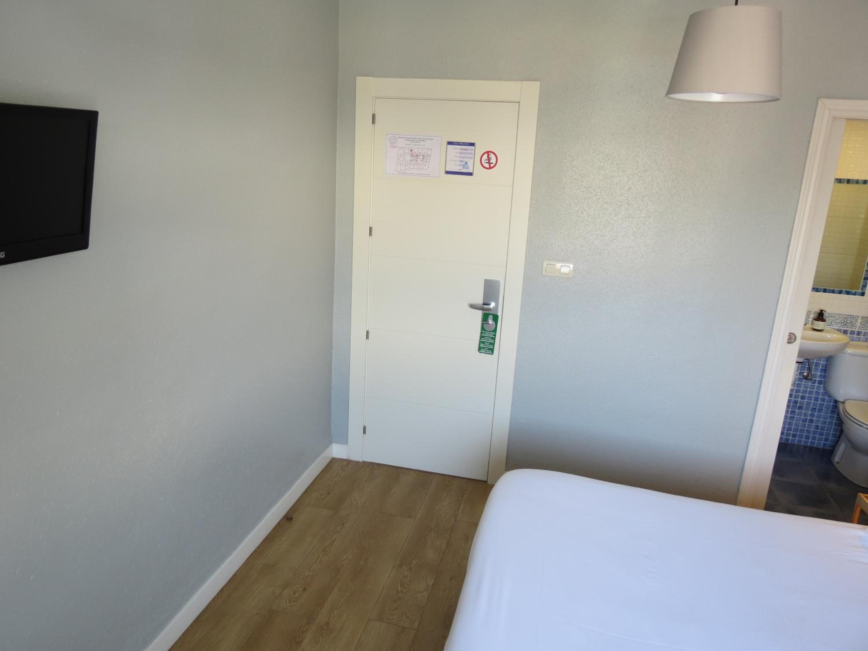 Twin Room with Private Bathroom, photo 7