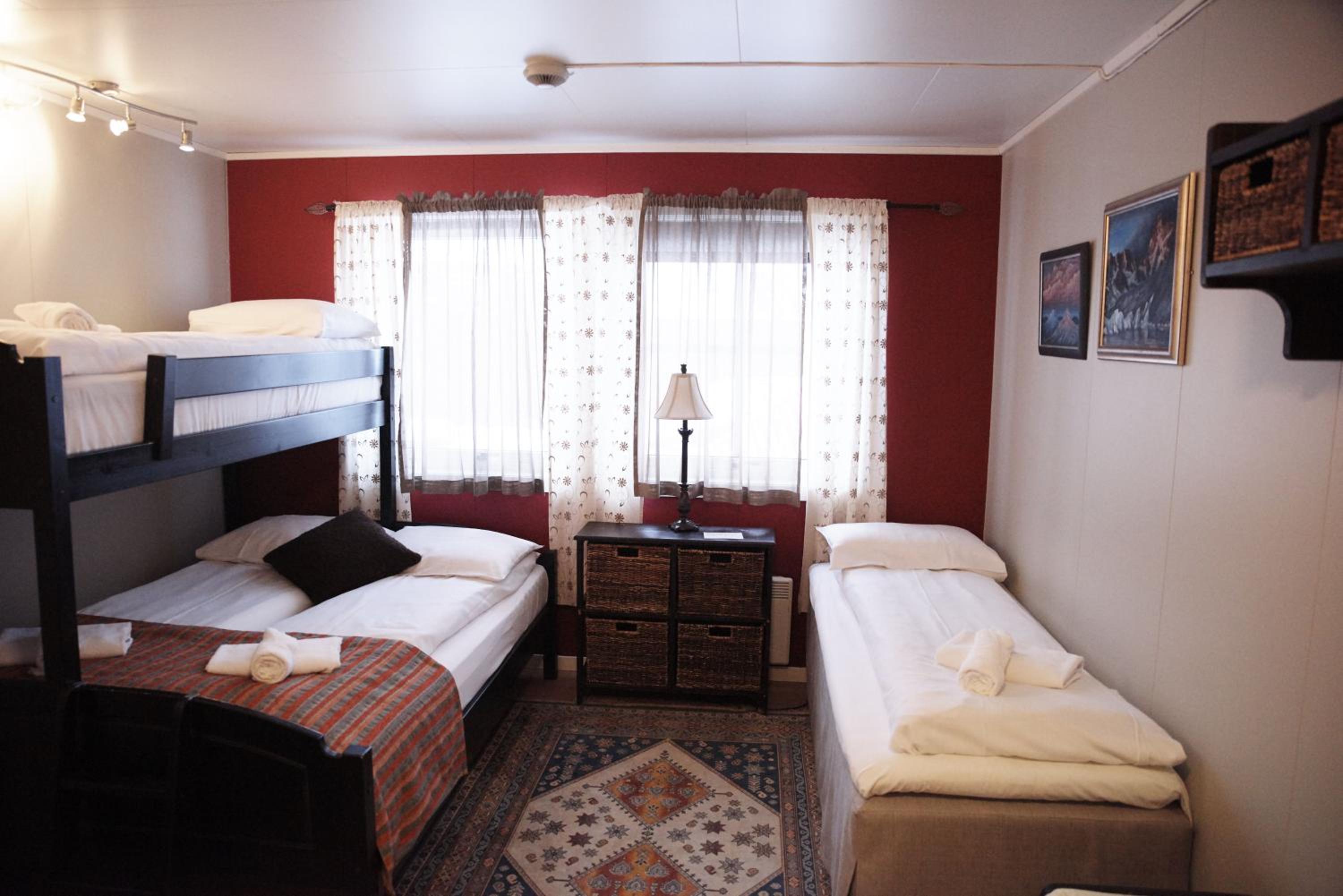 Family Room with Private Bathroom - Photo 3