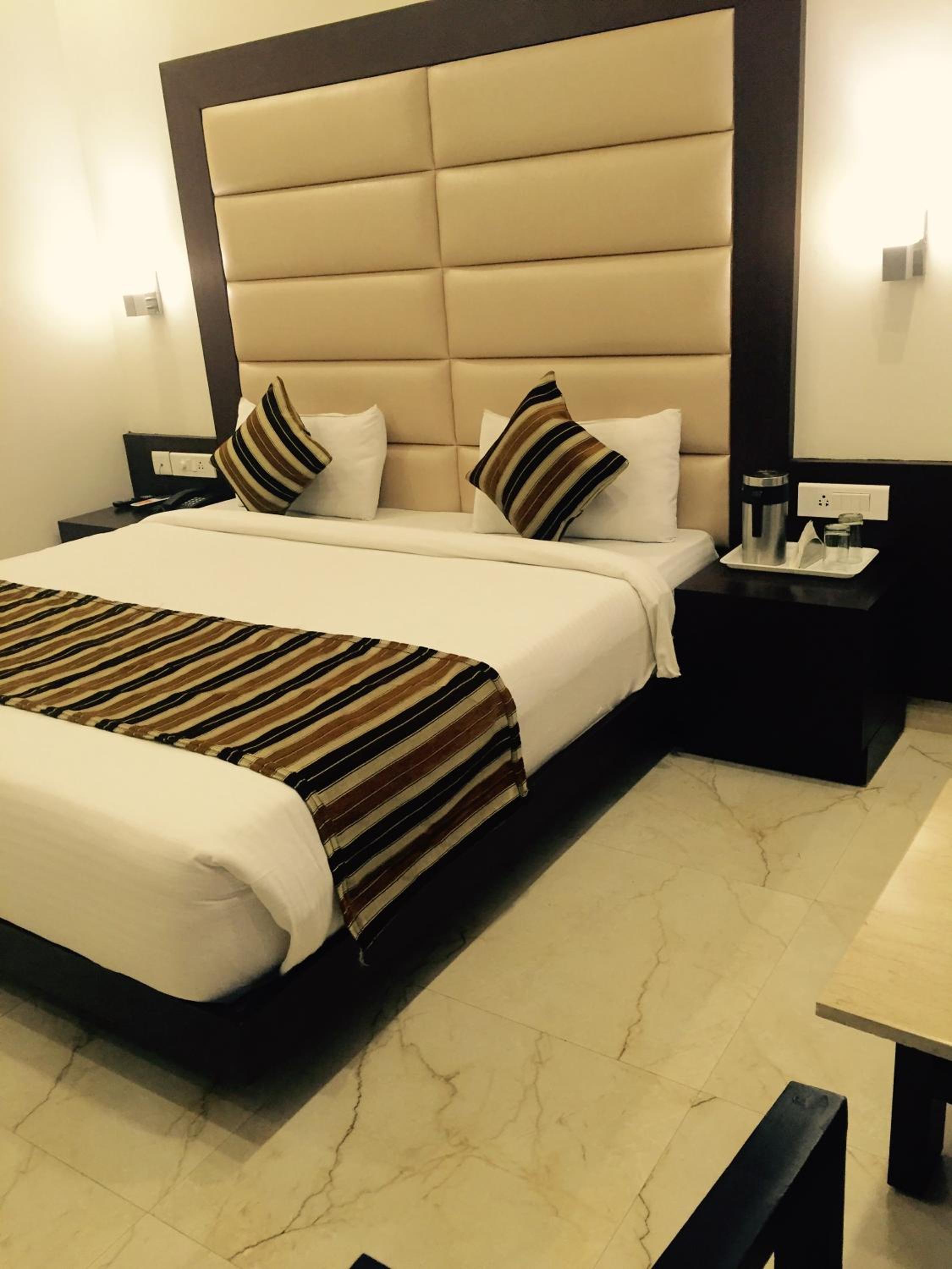 Deluxe Room - Photo 8