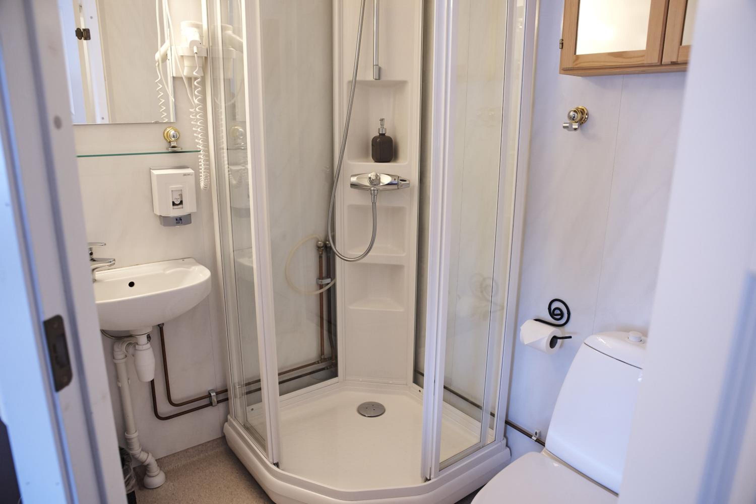 Family Room with Private Bathroom - Photo 4
