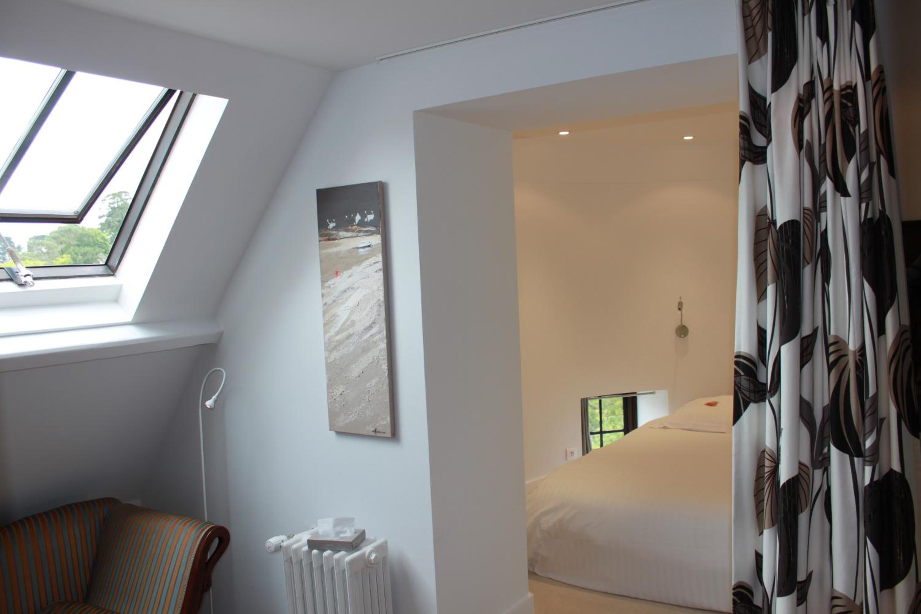 Standard Double or Twin Room - Photo 9