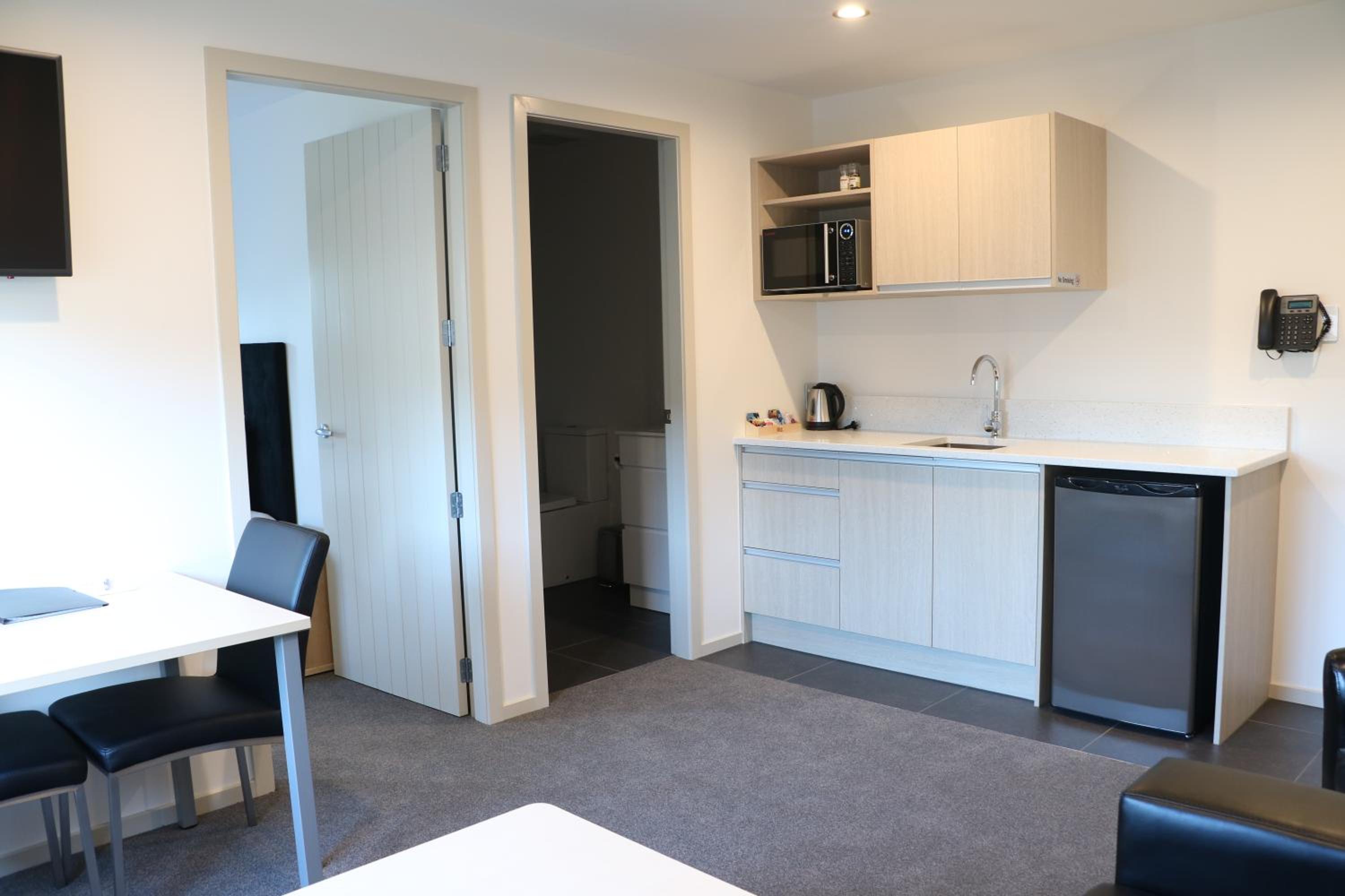 Executive One-Bedroom Apartment - Photo 8