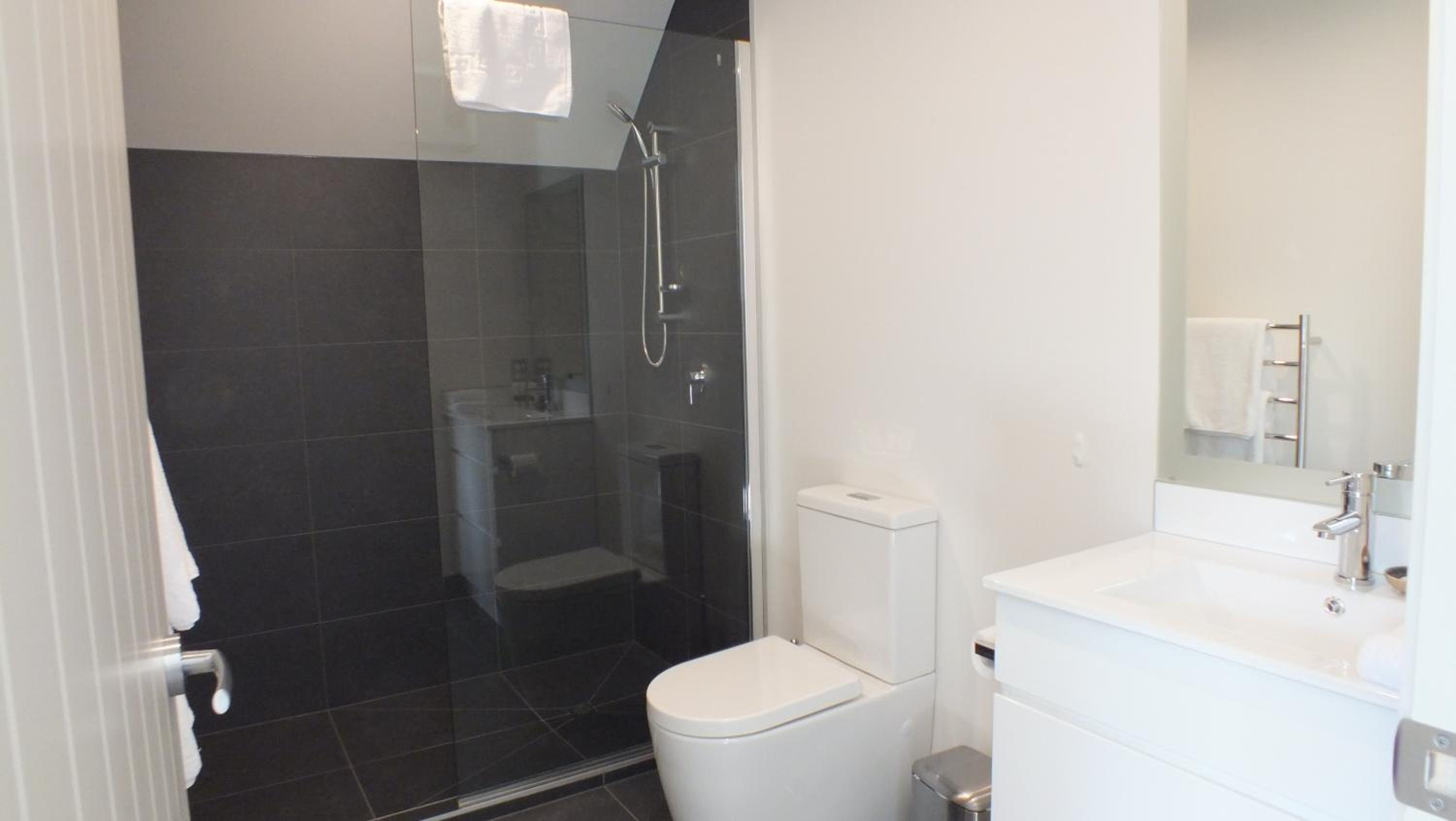 Executive One-Bedroom Apartment - Photo 7