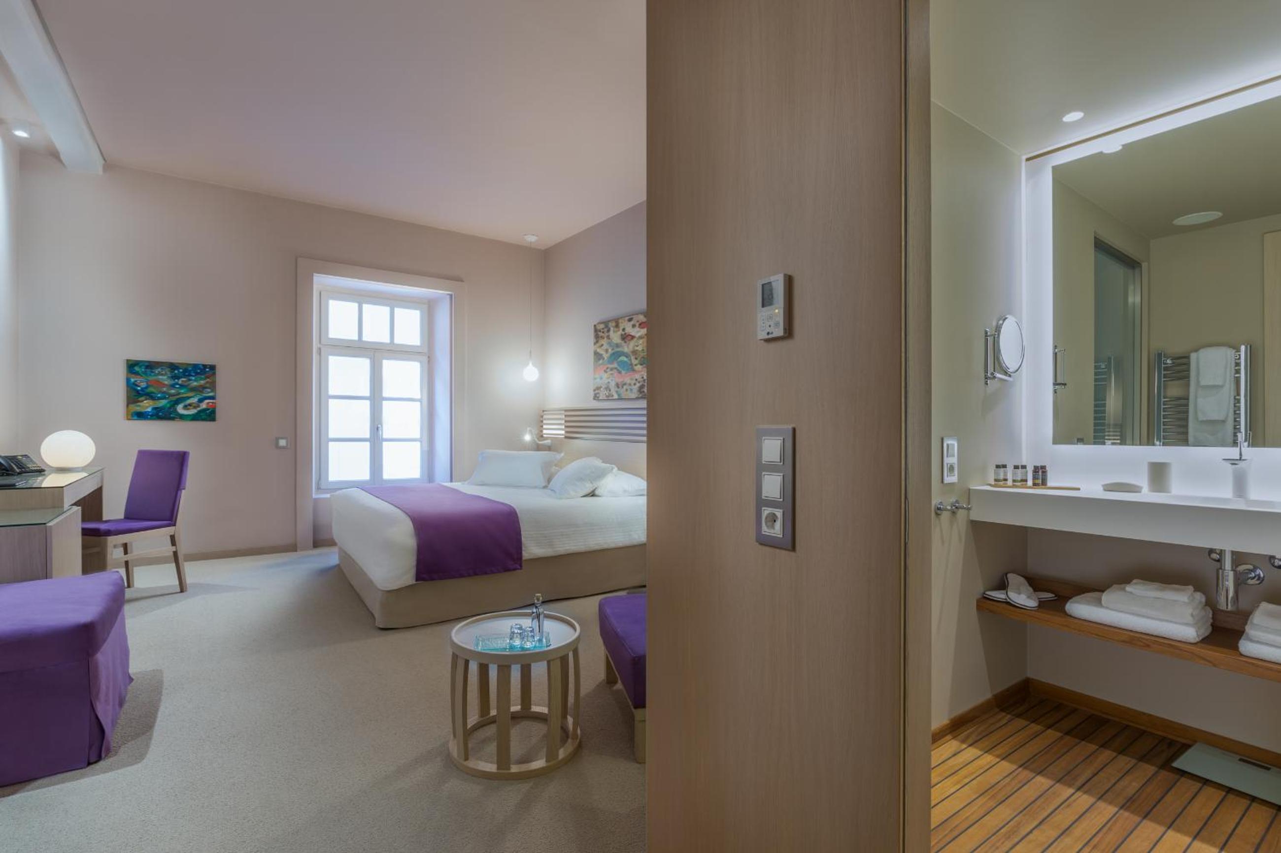 Deluxe Double or Twin Room with partial City View