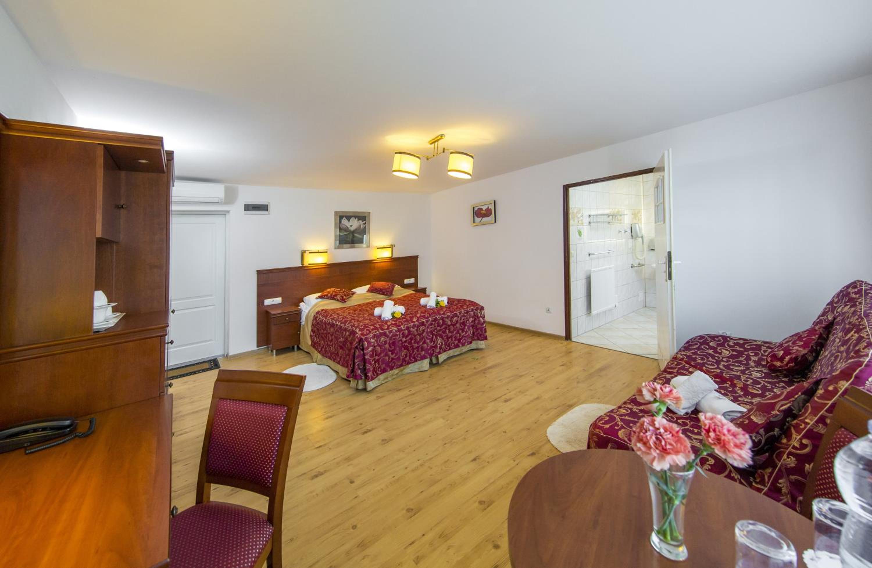Triple room in K3 bungalow with double bed and sofa and air conditioning photo 3